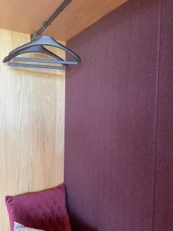 Garderobe Base Change In Eiche Massiv Natur Geölt Sitznische Flintgrau Lackiert Korpus Silbergrau Metallic Lackiert Rückwandbezug Stoff JAB CA1476/012