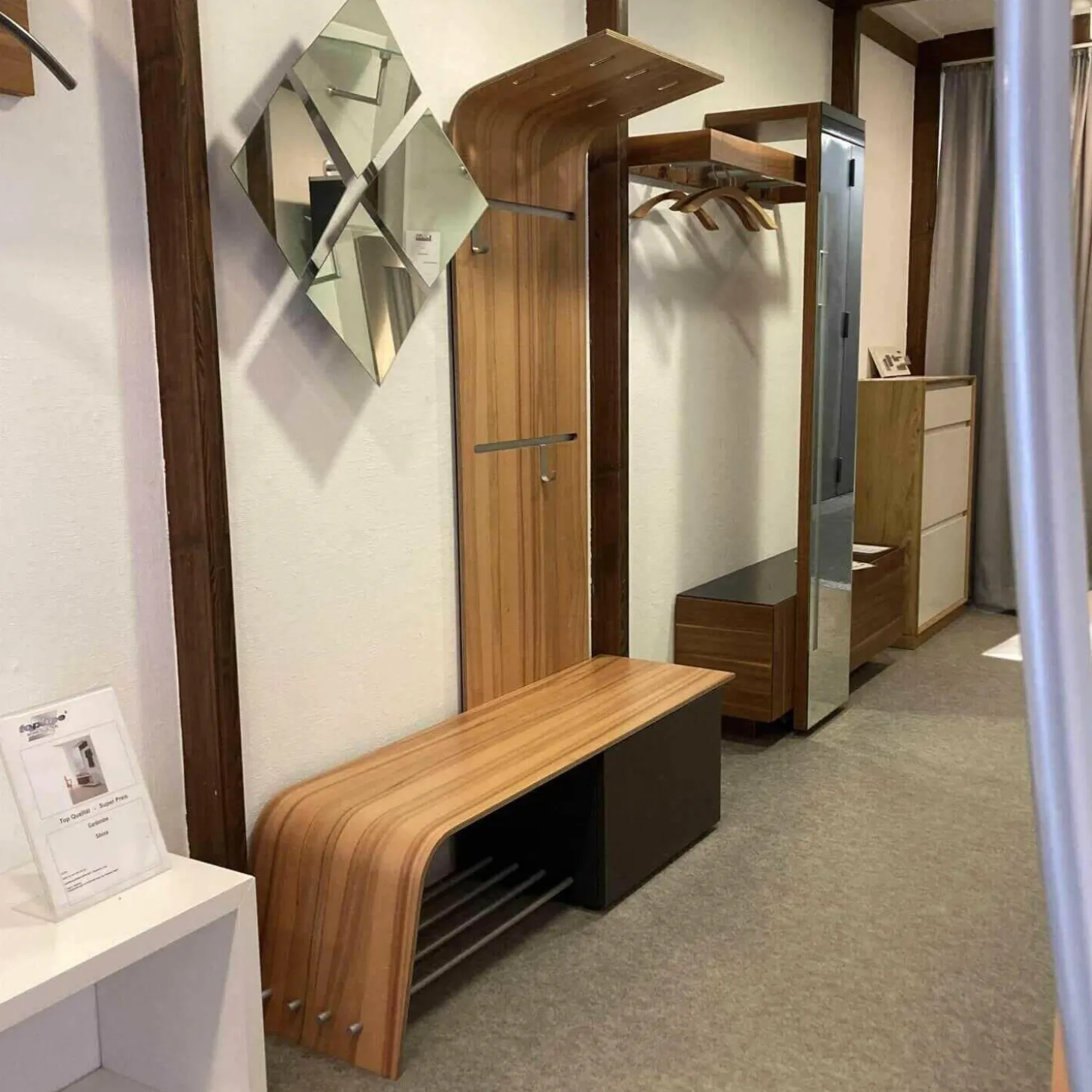 Garderobe Elli Nussbaum Furnier Glattlack Schwarz Paneel Bank Korpus