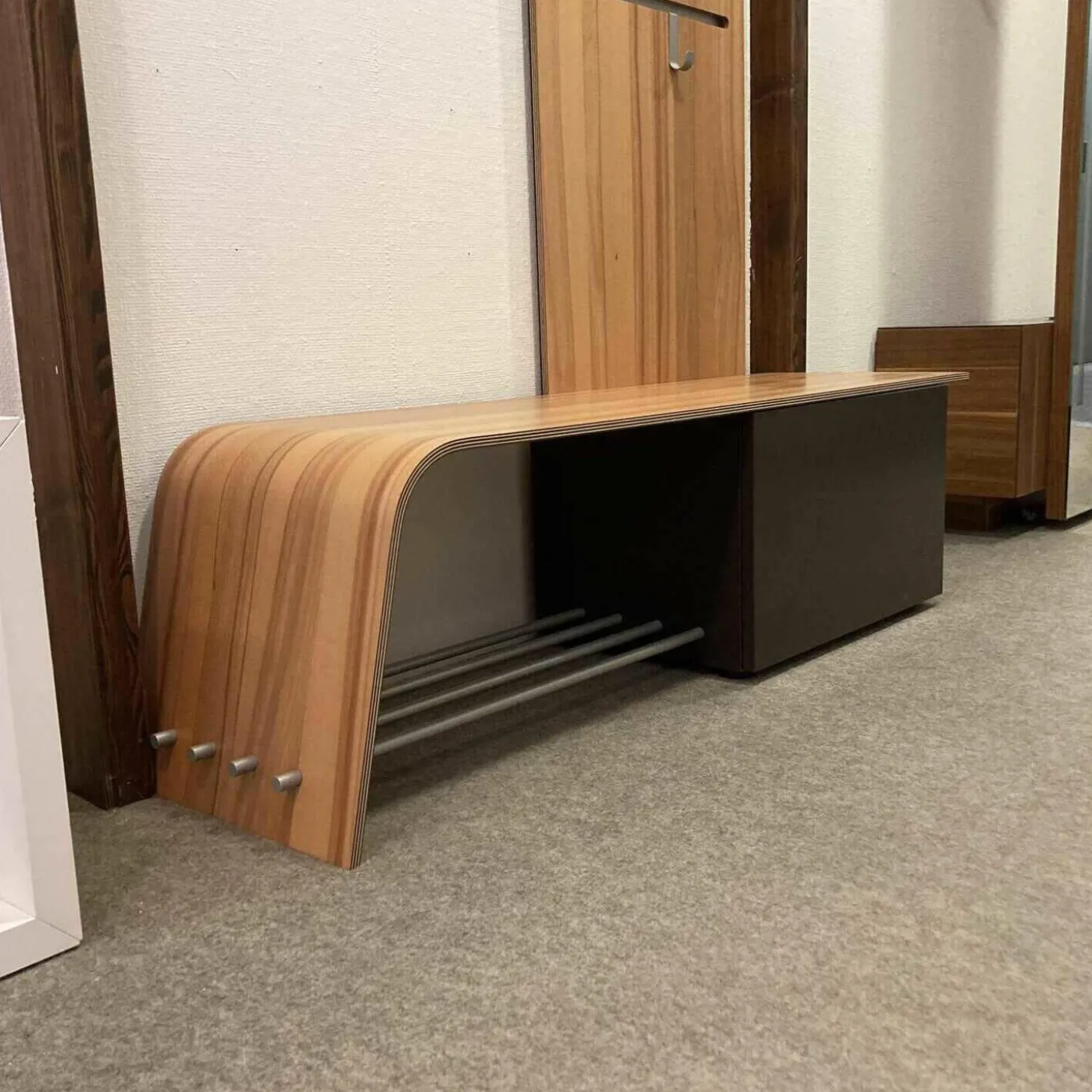 Garderobe Elli Nussbaum Furnier Glattlack Schwarz Paneel Bank Korpus