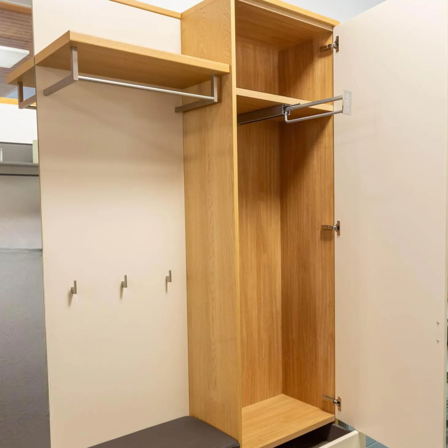 Garderobe Kira Eiche Sand Lack Crema Creme Leder 1 Hermes Bruin Schwarz Grau Griffe Metall