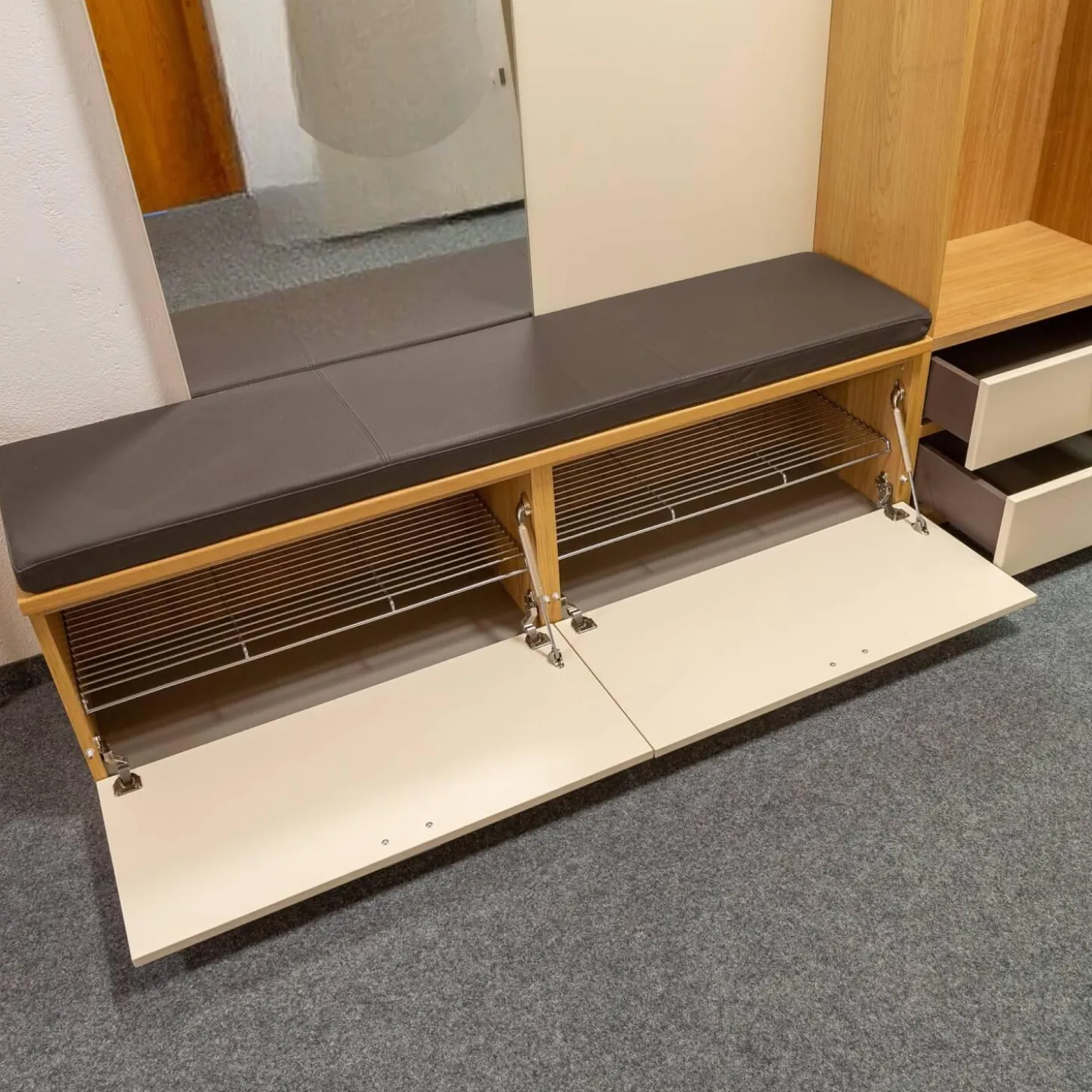 Garderobe Kira Eiche Sand Lack Crema Creme Leder 1 Hermes Bruin Schwarz Grau Griffe Metall