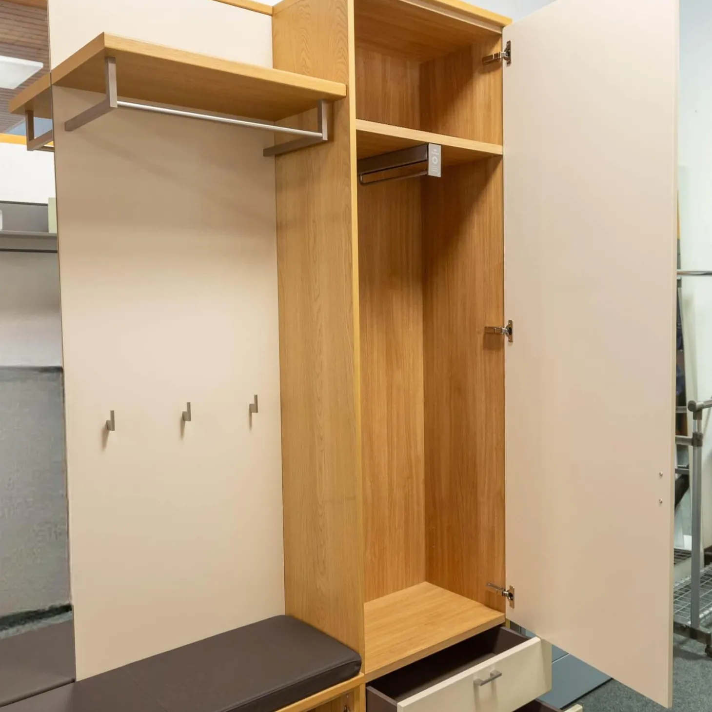 Garderobe Kira Eiche Sand Lack Crema Creme Leder 1 Hermes Bruin Schwarz Grau Griffe Metall