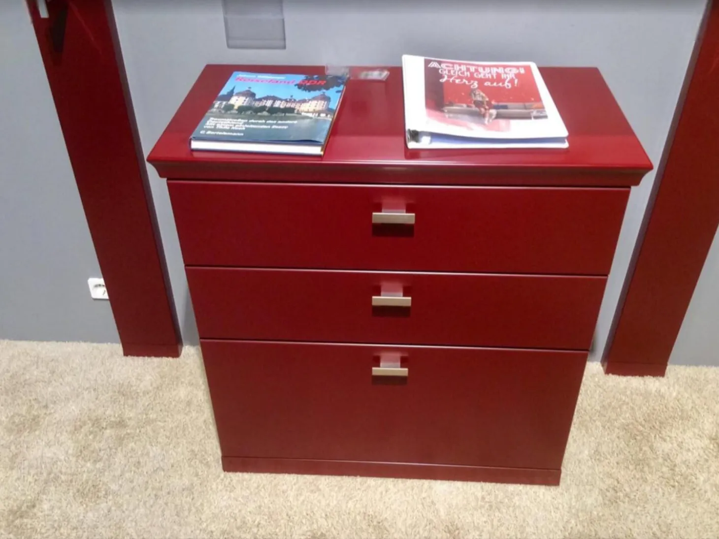 Garderobe Korsika Lack Dark Red Rot Griffe Metall