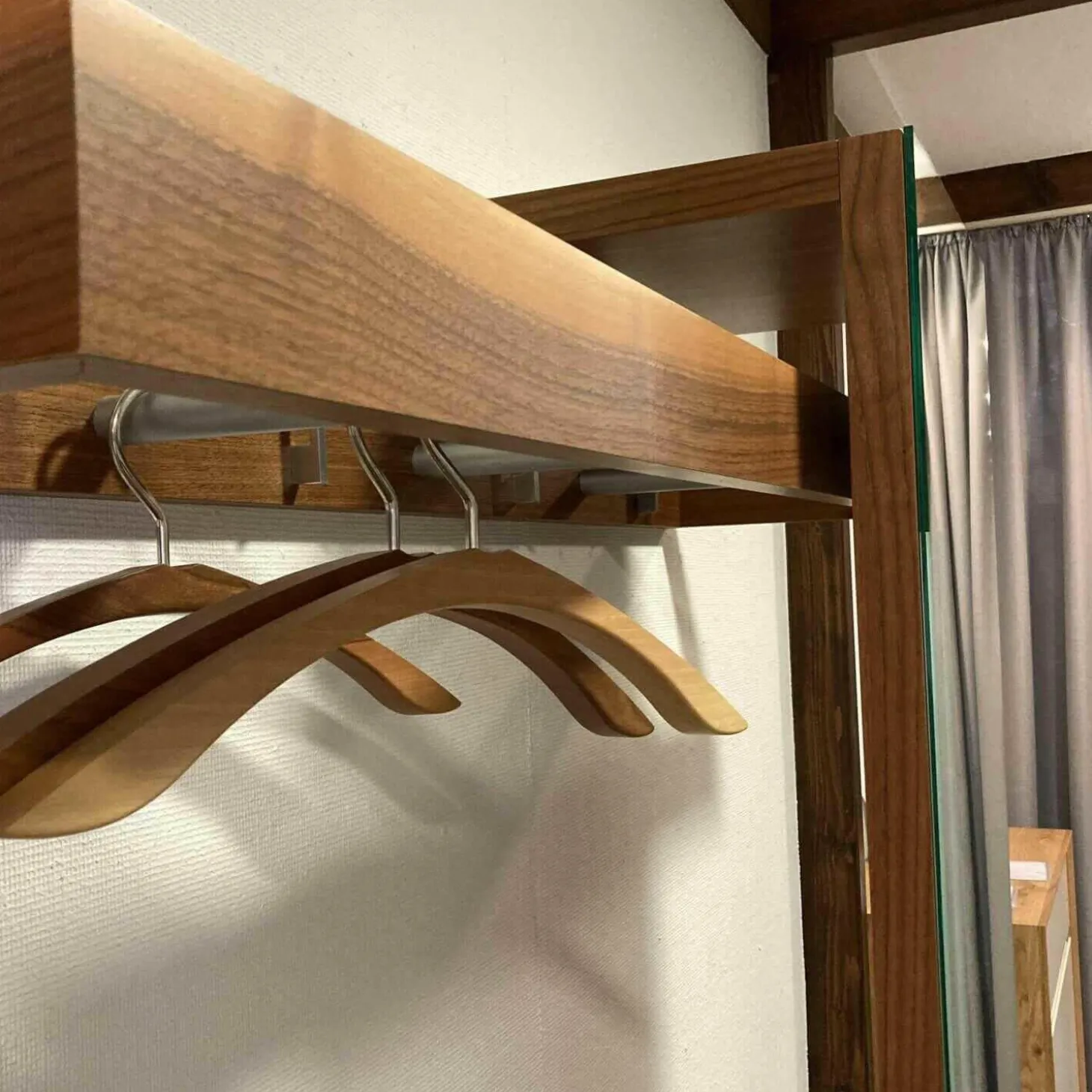 Garderobe Nexus 215 Nussbaum Lacobel Schwarz mit Spiegel