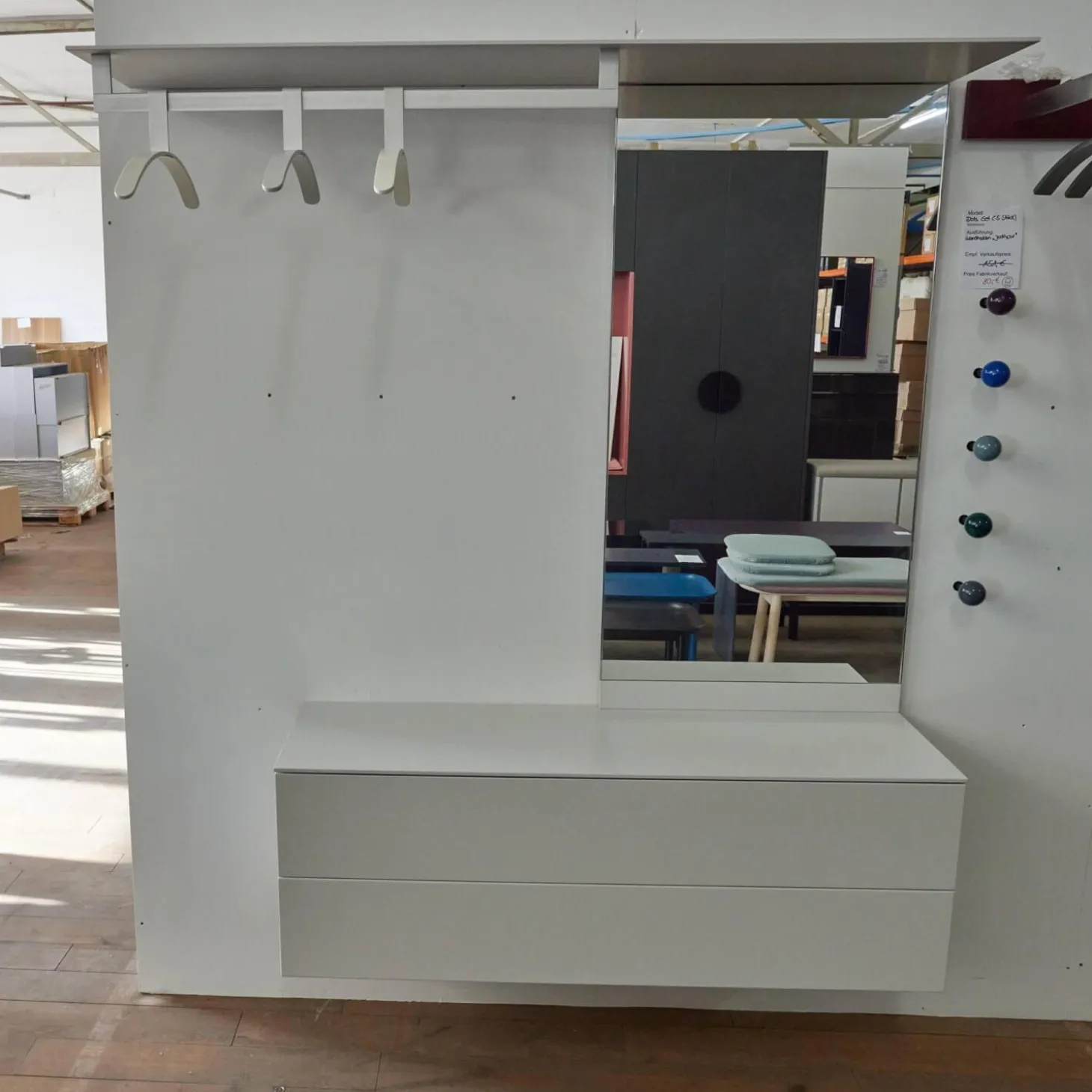 Garderobe S7 Lack Grau-Weiß 27 Inklusive 3 Kleiderbügel