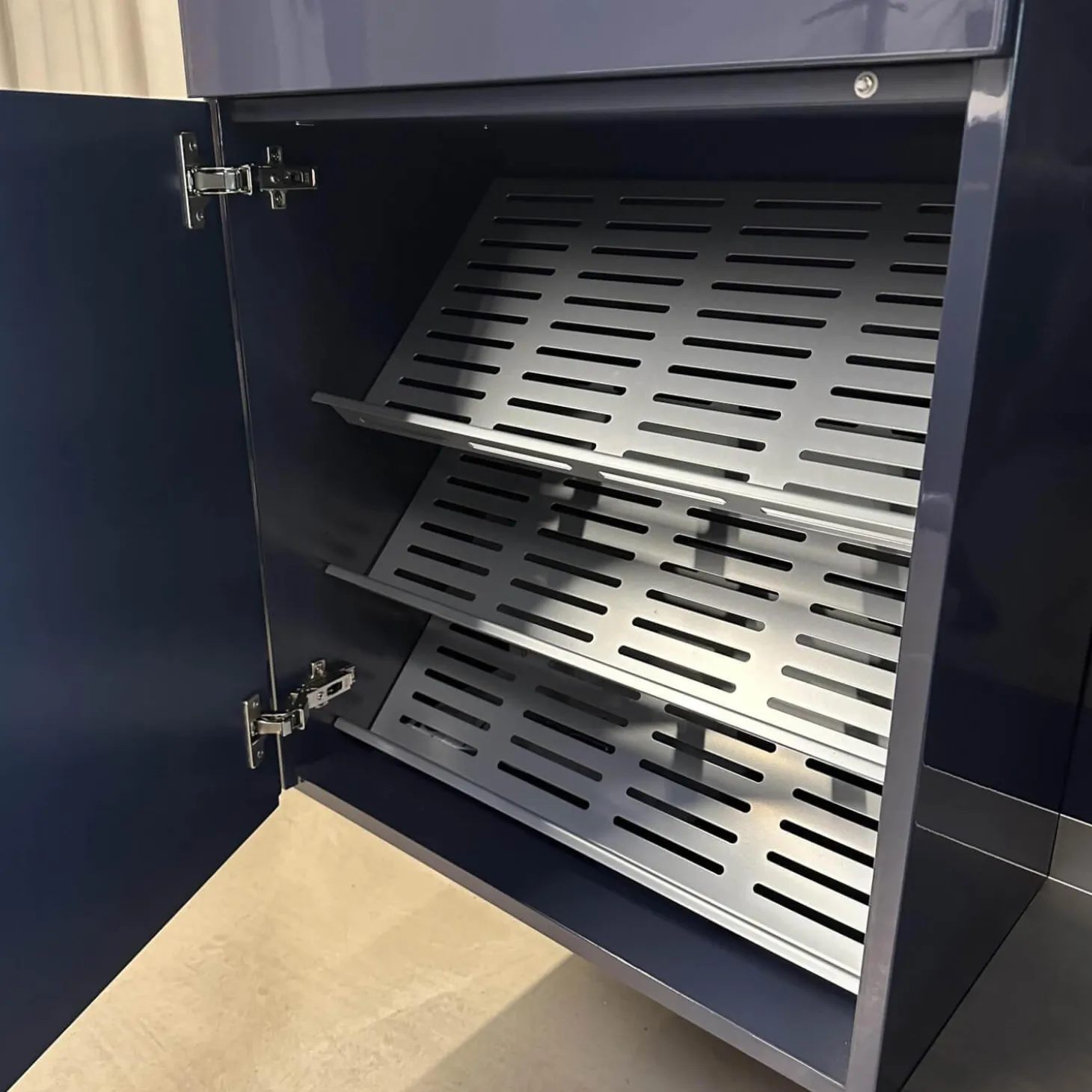 Garderobe S7 Lack Hochglanz Nachtblau 165 Blau Metalloberfläche Bronze Eloxiert 99 Inklusive Kleiderbügel