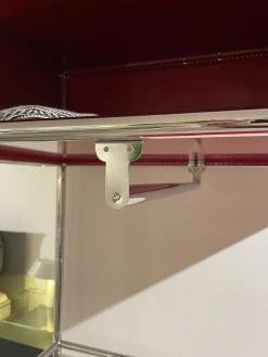 Garderobe USM Rubinrot Metall Lackiert Verchromt auf Rollen