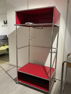 Garderobe USM Rubinrot Metall Lackiert Verchromt auf Rollen
