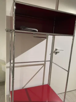 Garderobe USM Rubinrot Metall Lackiert Verchromt auf Rollen
