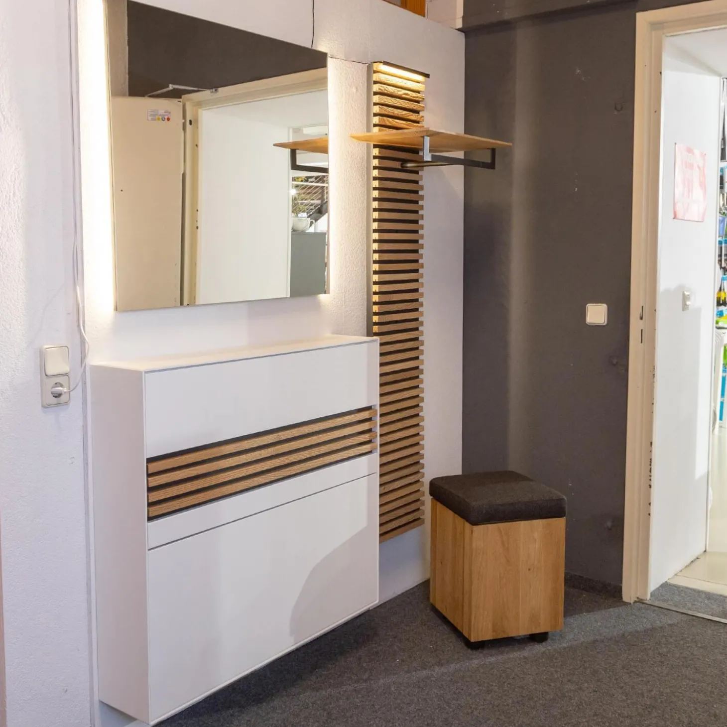 Garderobe Yonna Lack Weiß Holzlamellen Natur Gebürstet Stoff 97 Anthrazit Mit Beleuchtung