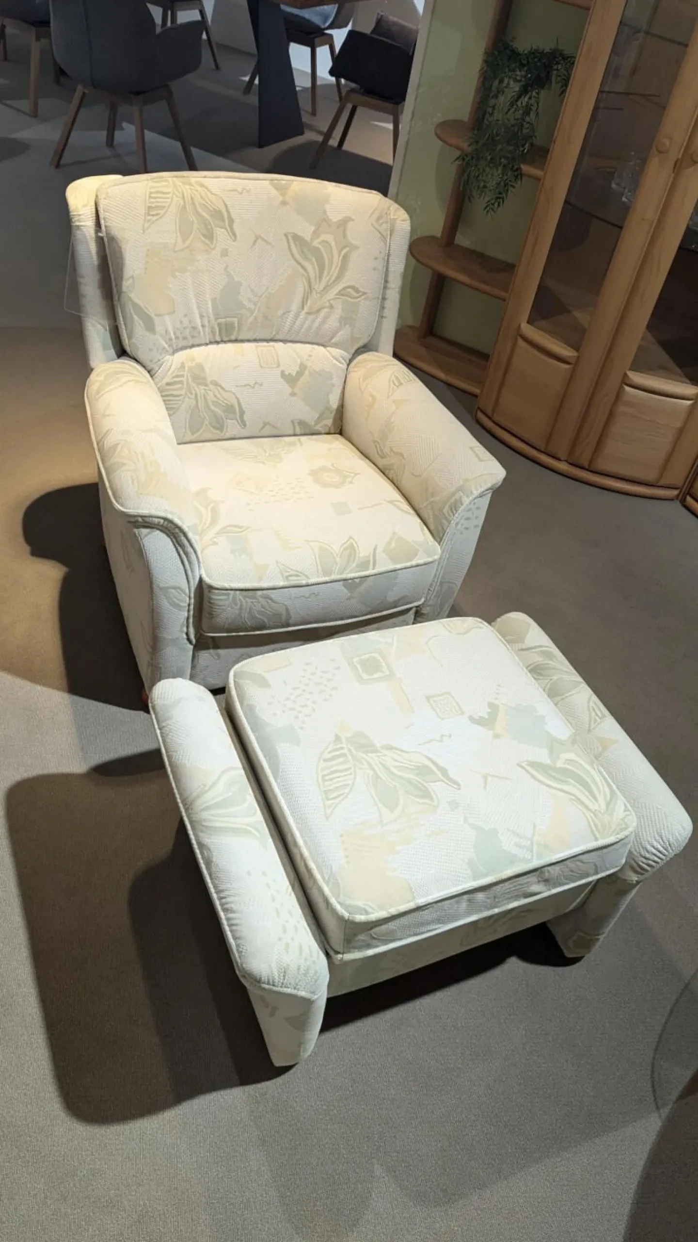 Garnitur 6150 Stoff Samanta 08 Quarz Grau Holzfuß Buche Gebeizt 3-2-1