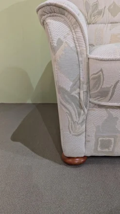 Garnitur 6150 Stoff Samanta 08 Quarz Grau Holzfuß Buche Gebeizt 3-2-1