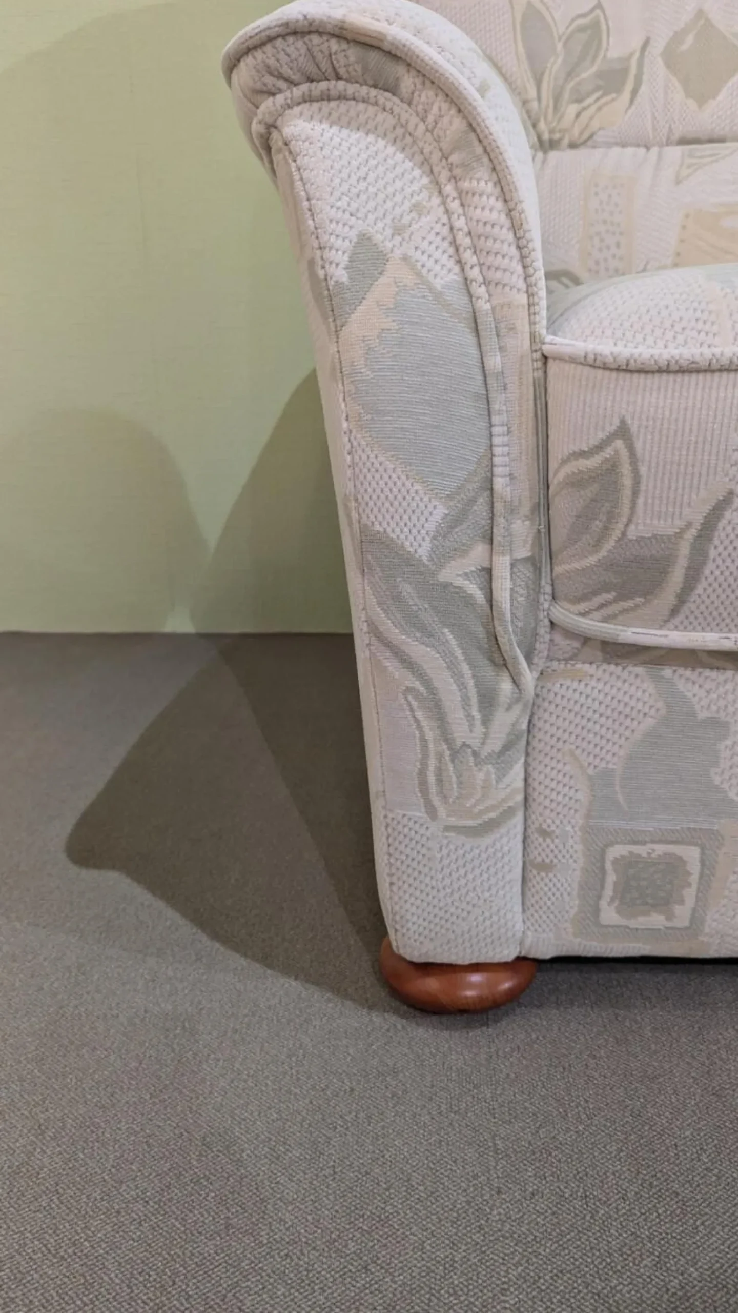 Garnitur 6150 Stoff Samanta 08 Quarz Grau Holzfuß Buche Gebeizt 3-2-1