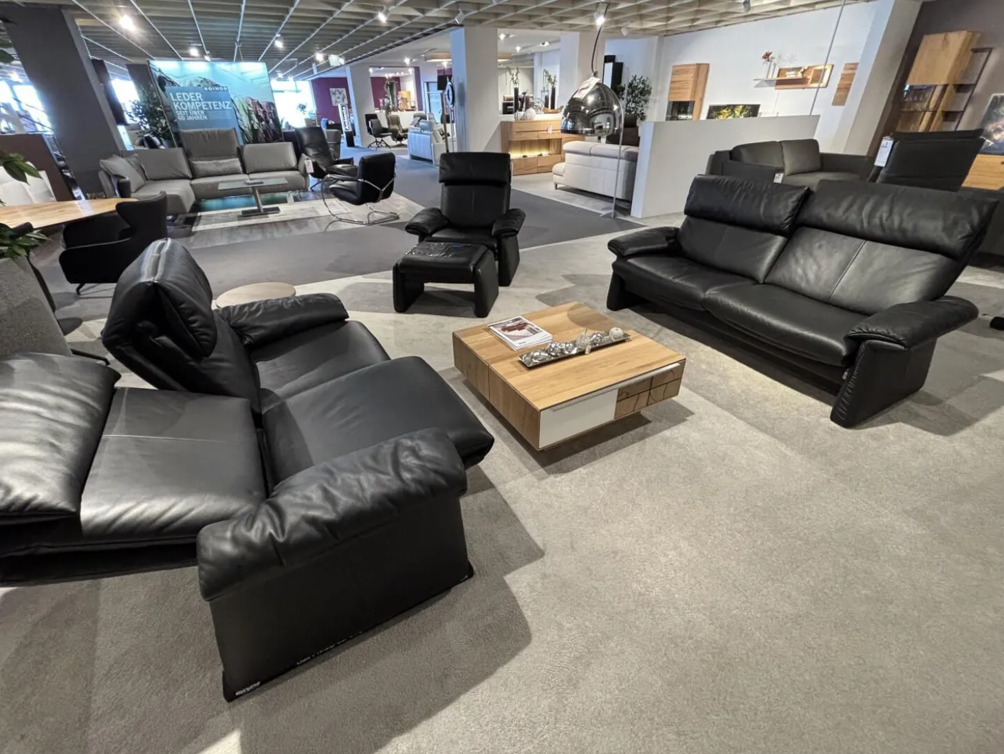 Garnitur Lugano Leder 250.100 Schwarz mit Sessel und Hocker