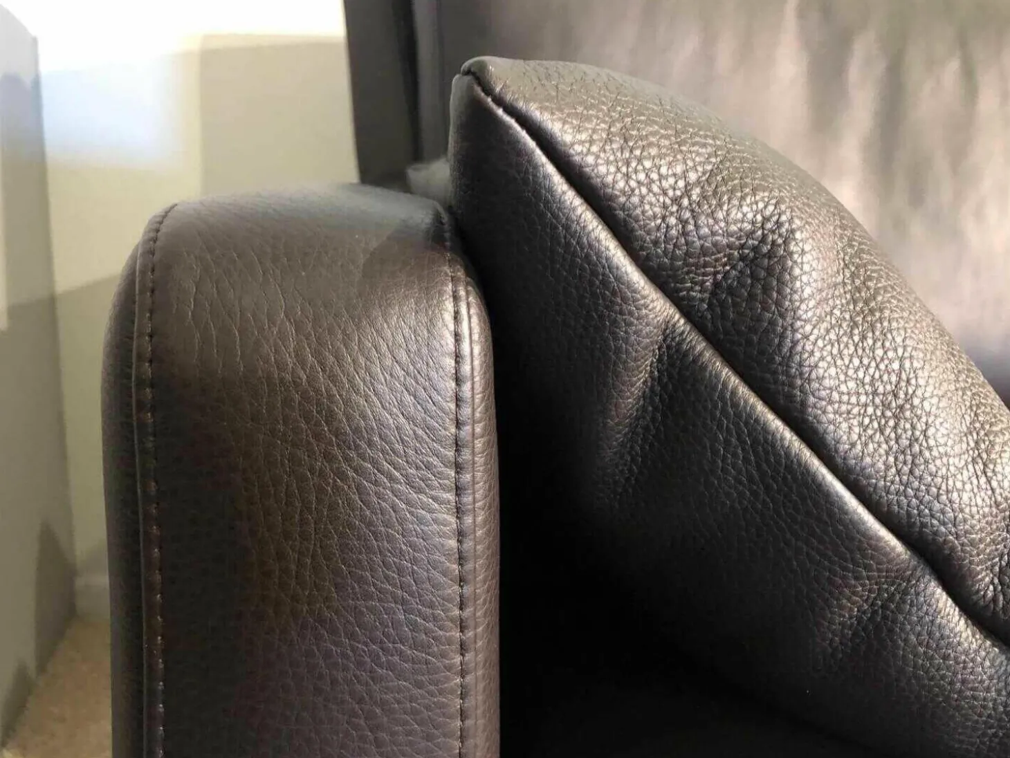 Garnitur Sienna Leder L7071B Schwarzbraun Fuß Beizton 2 Sessel 1 Sofa