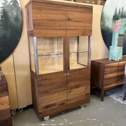 Geschirrschrank Delano Astiger Nussbaum Natur Geölt Innen Birke Mit Beleuchtung