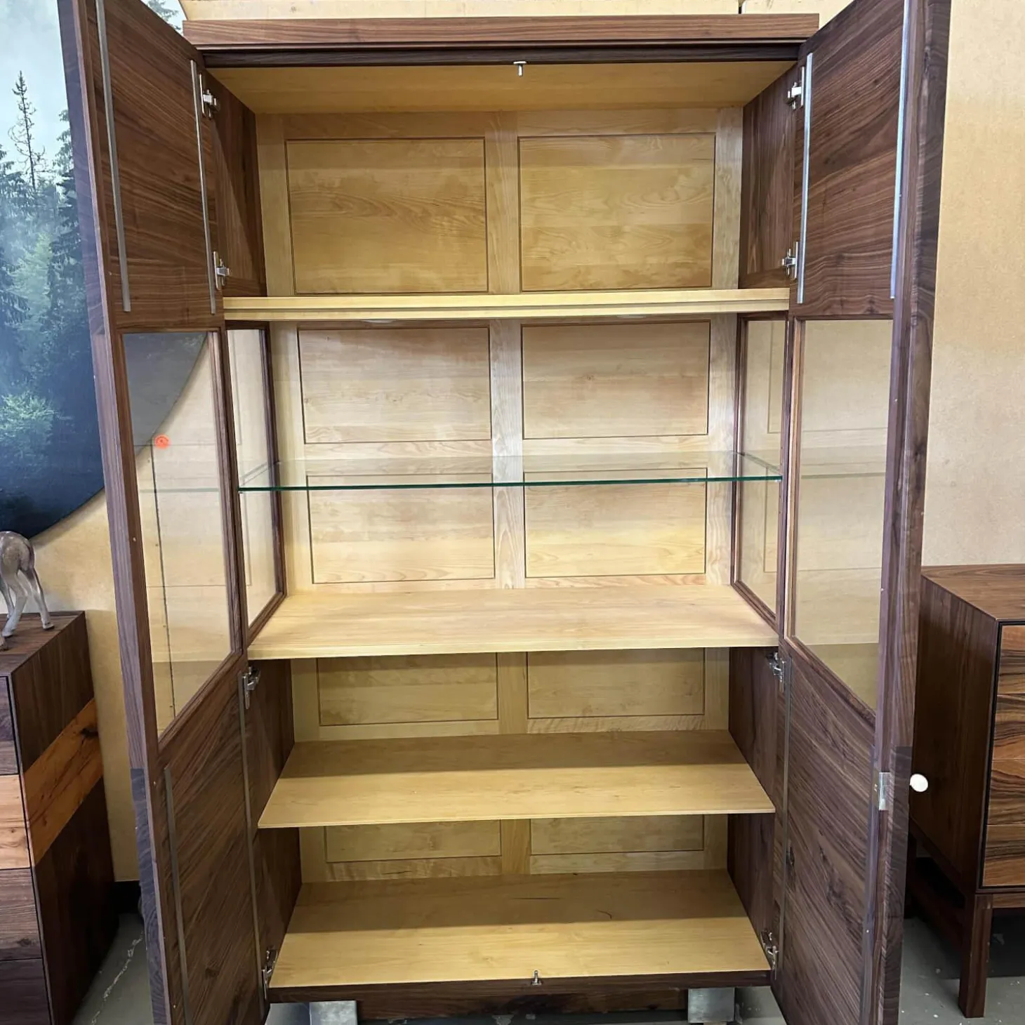 Geschirrschrank Delano Astiger Nussbaum Natur Geölt Innen Birke Mit Beleuchtung