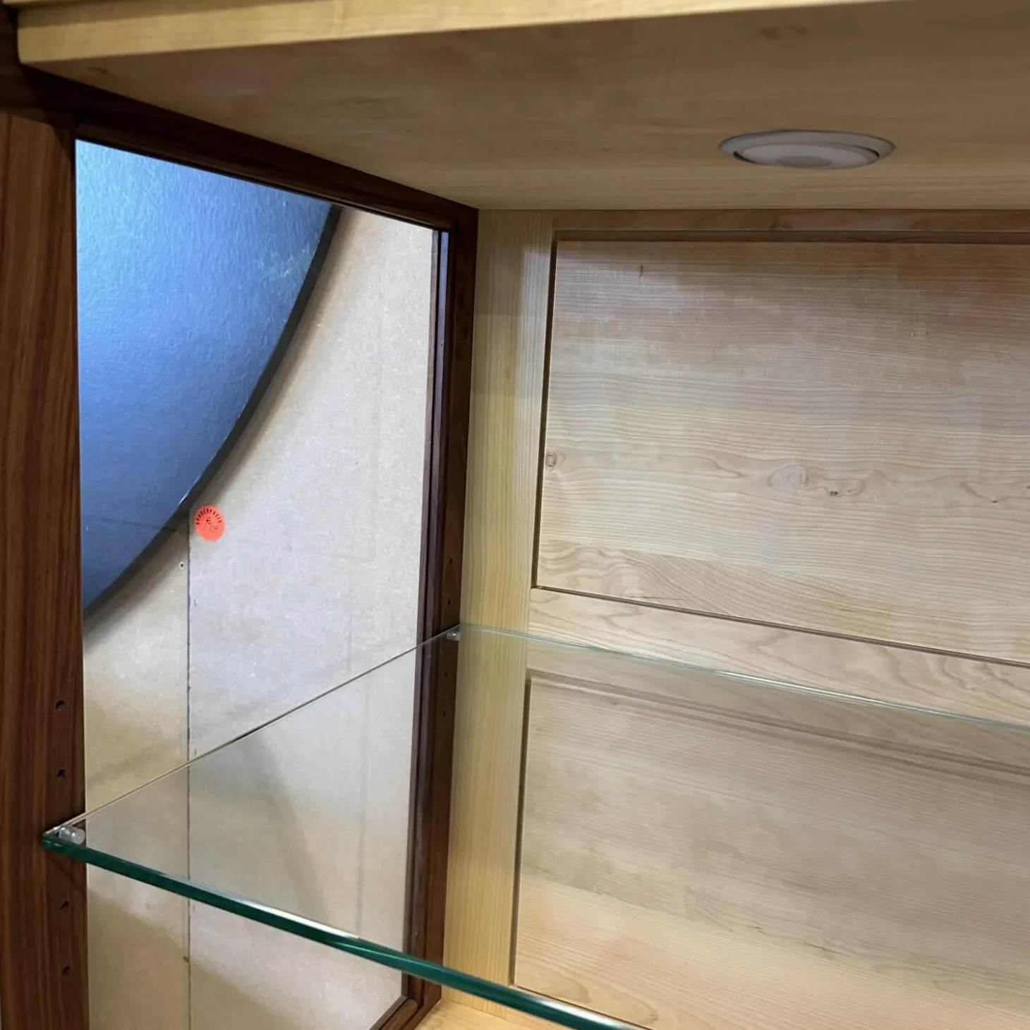 Geschirrschrank Delano Astiger Nussbaum Natur Geölt Innen Birke Mit Beleuchtung