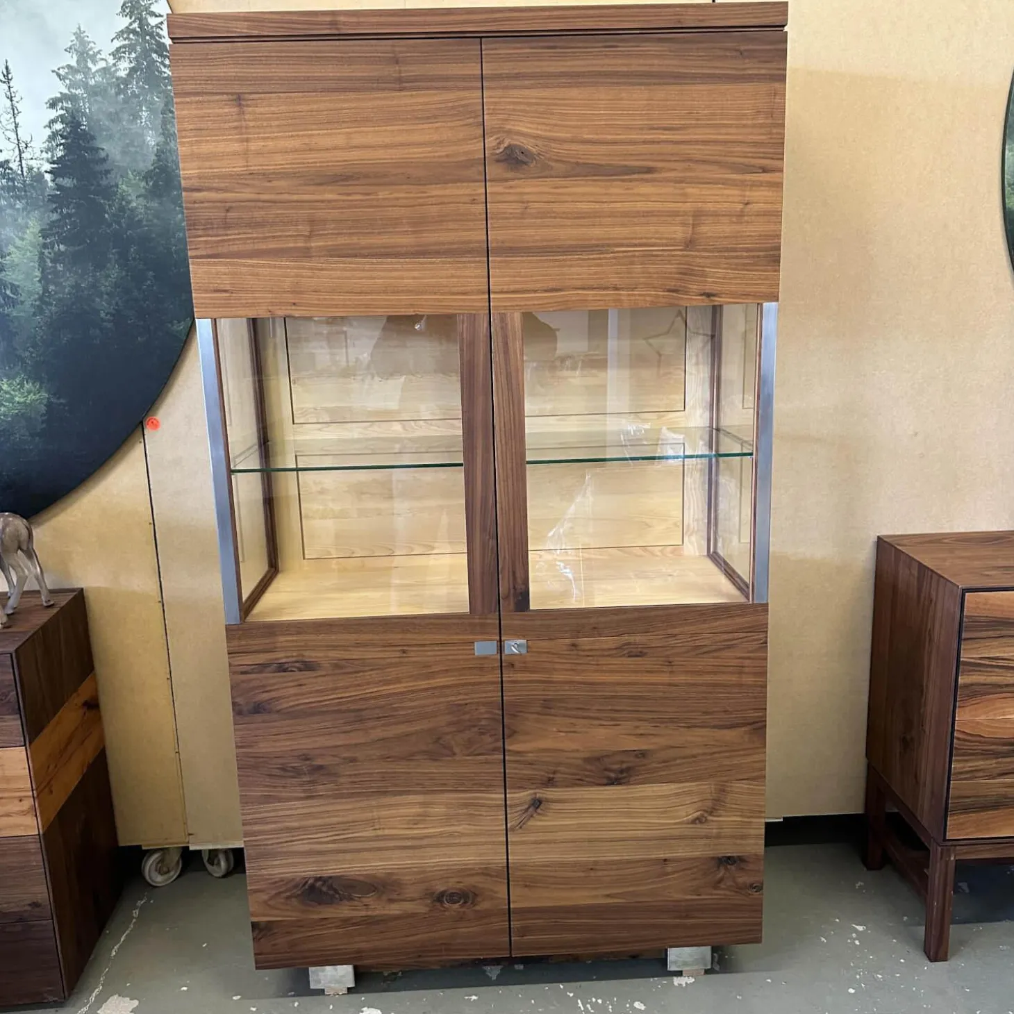 Geschirrschrank Delano Astiger Nussbaum Natur Geölt Innen Birke Mit Beleuchtung