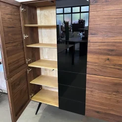 Geschirrschrank Talio Astiger Nussbaum Natur Geölt Glas 9005 Schwarz Glänzend Innen Birke