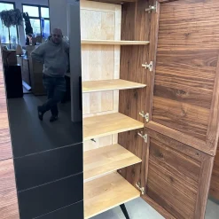 Geschirrschrank Talio Astiger Nussbaum Natur Geölt Glas 9005 Schwarz Glänzend Innen Birke