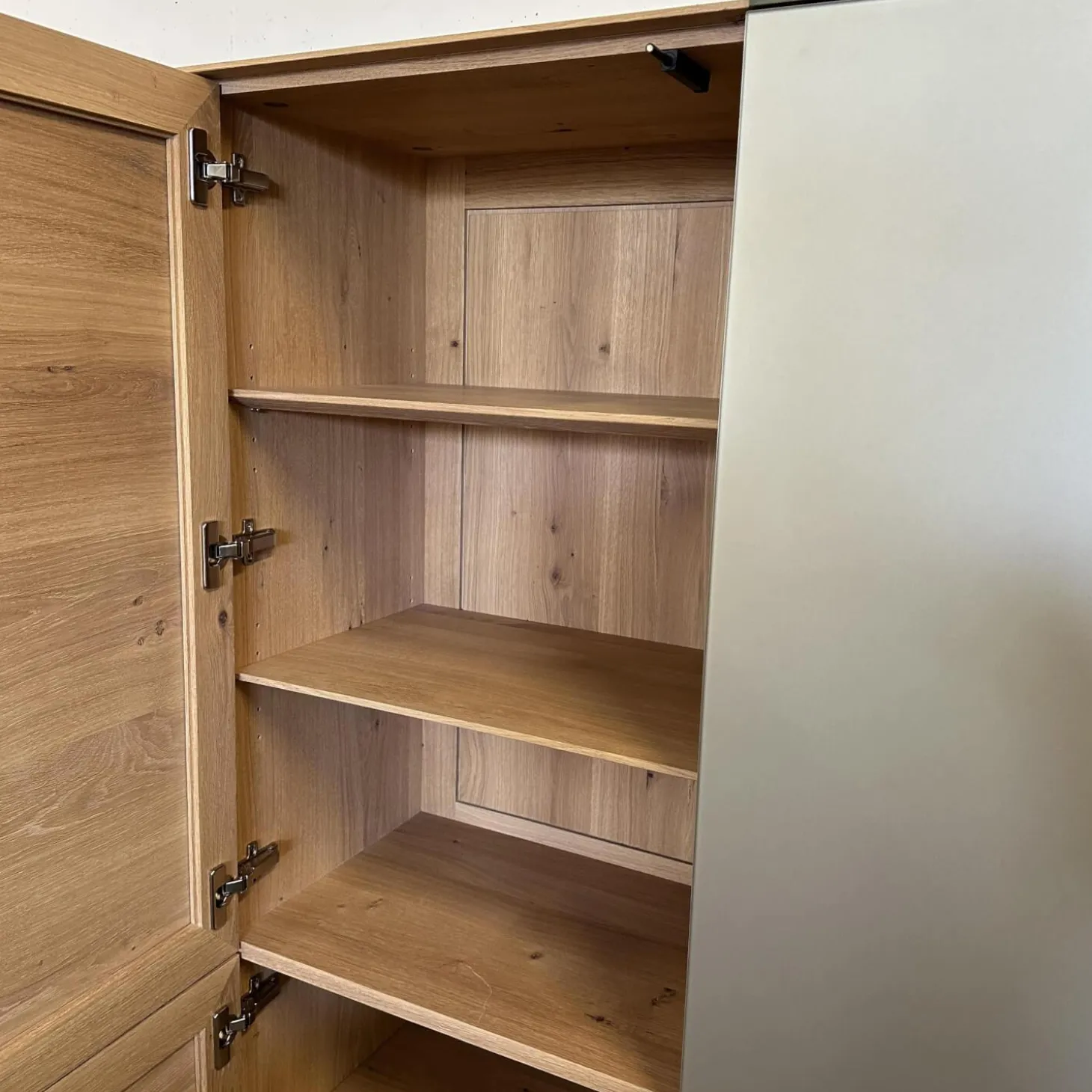 Geschirrschrank Talio Knorrig Eiche Puro Geölt Glas MO 137 Platin Matt Grau