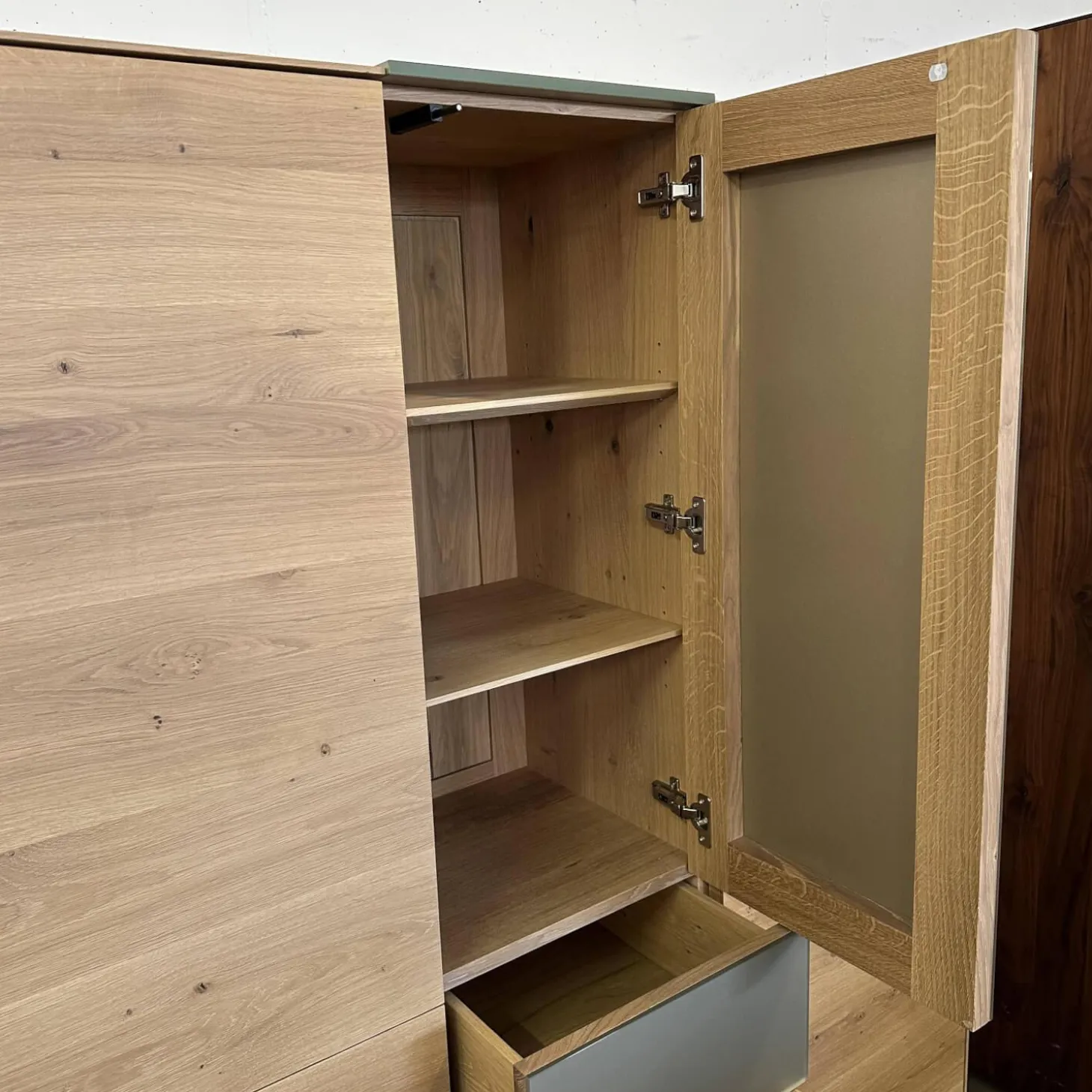 Geschirrschrank Talio Knorrig Eiche Puro Geölt Glas MO 137 Platin Matt Grau