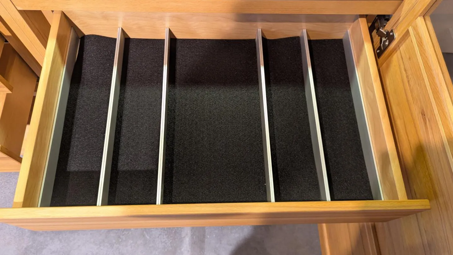 Highboard Caletta Kernbuche Teilmassiv Geölt mit Beleuchtung