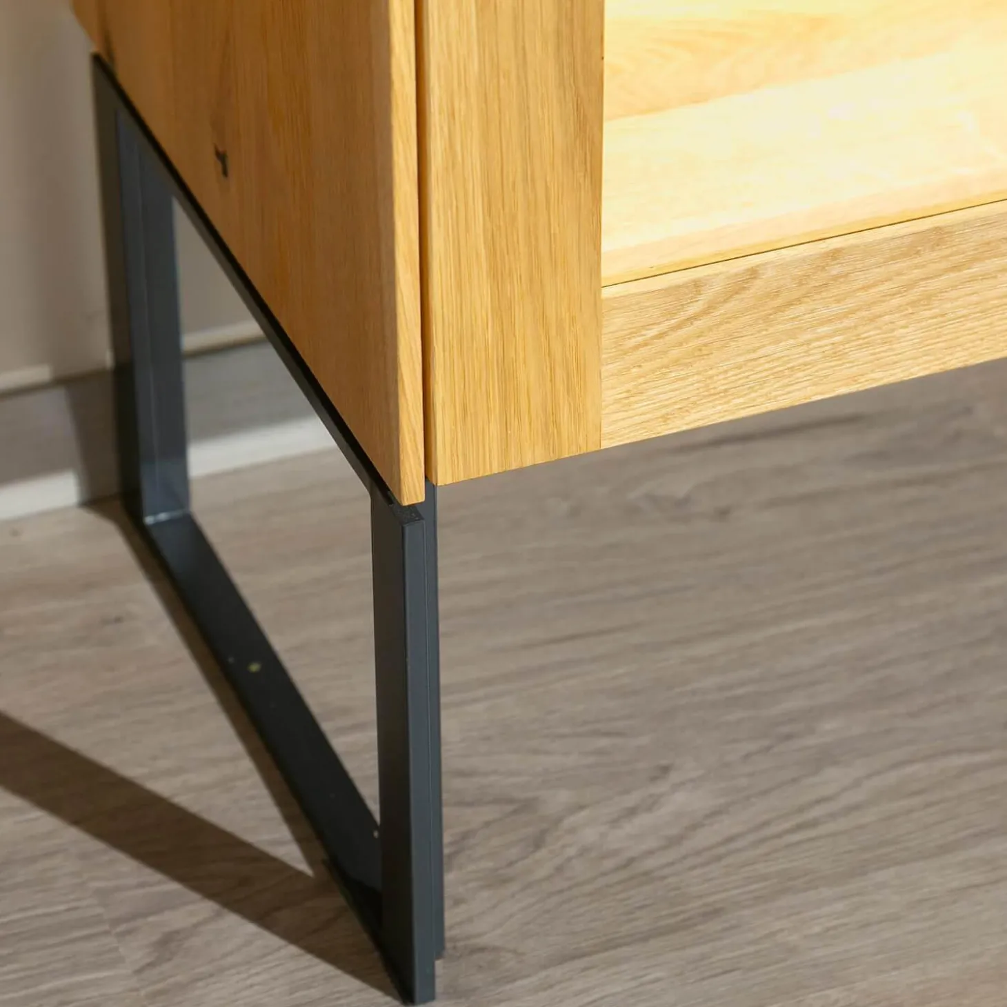 Highboard Contur Mileto Asteiche Gebürstet Natur Geölt Holzrahementür Mit Glas Links Inklusive Beleuchtung