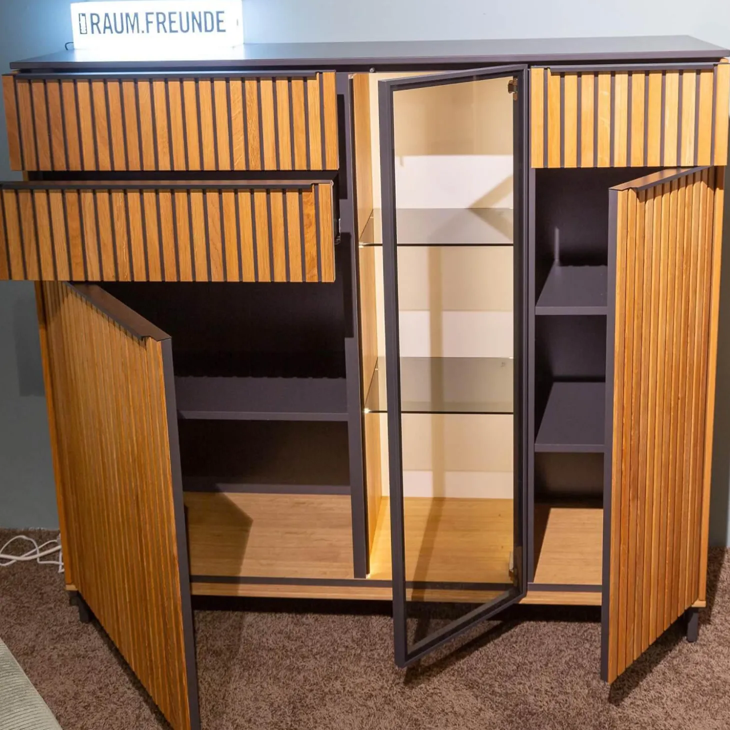 Highboard CRF Stav Asteiche Hell Massiv Geölt Metallkufen Alugriffleisten Schieferschwarz Mit Beleuchtung