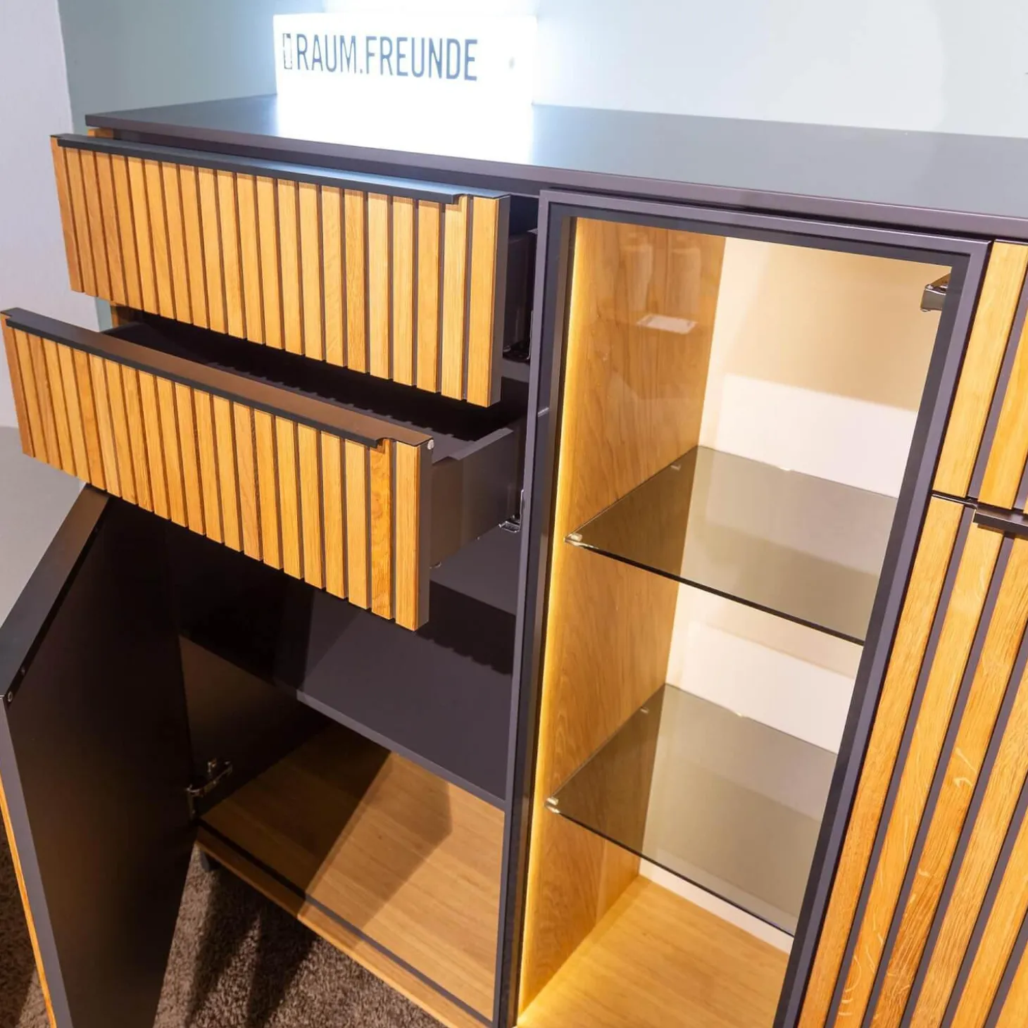 Highboard CRF Stav Asteiche Hell Massiv Geölt Metallkufen Alugriffleisten Schieferschwarz Mit Beleuchtung