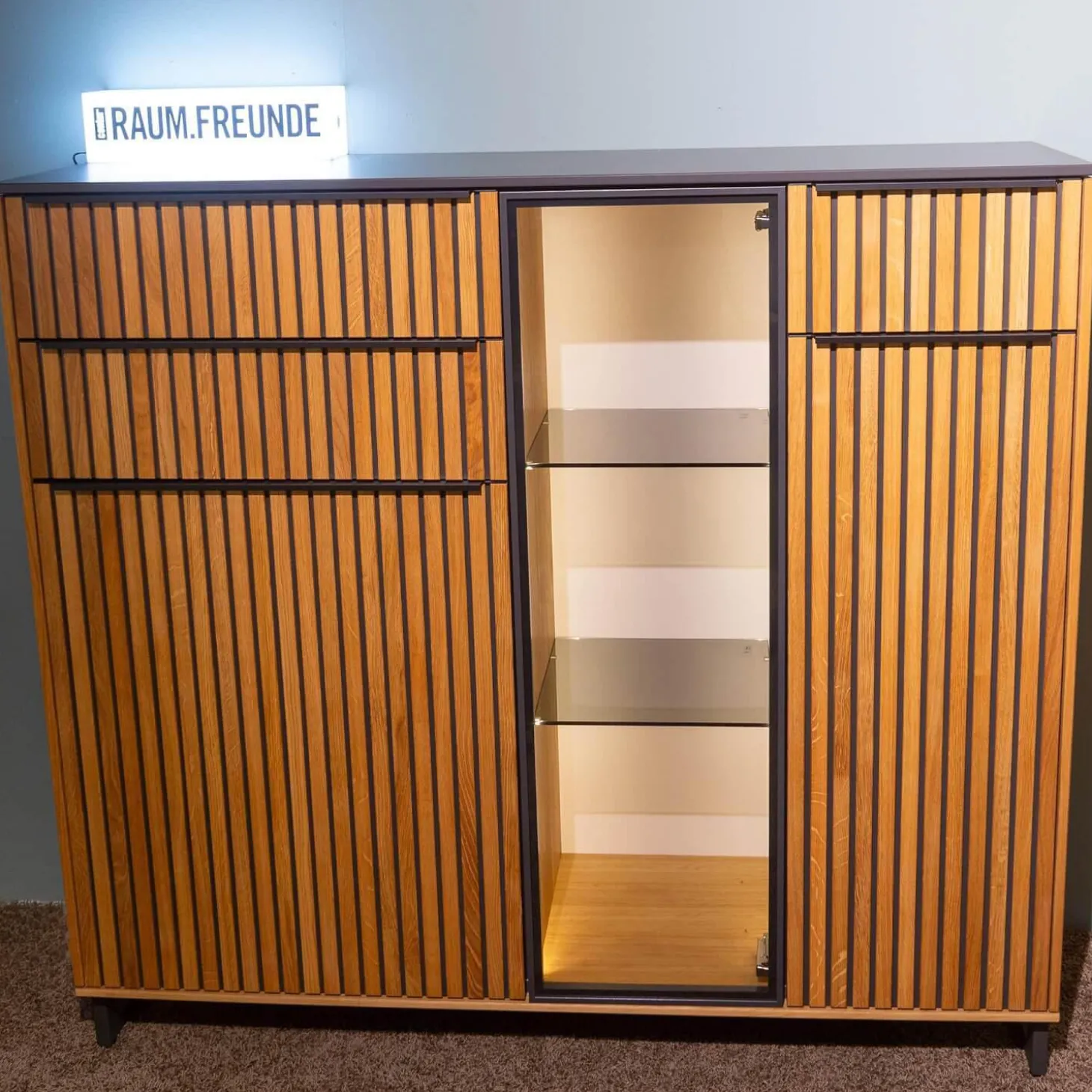 Highboard CRF Stav Asteiche Hell Massiv Geölt Metallkufen Alugriffleisten Schieferschwarz Mit Beleuchtung