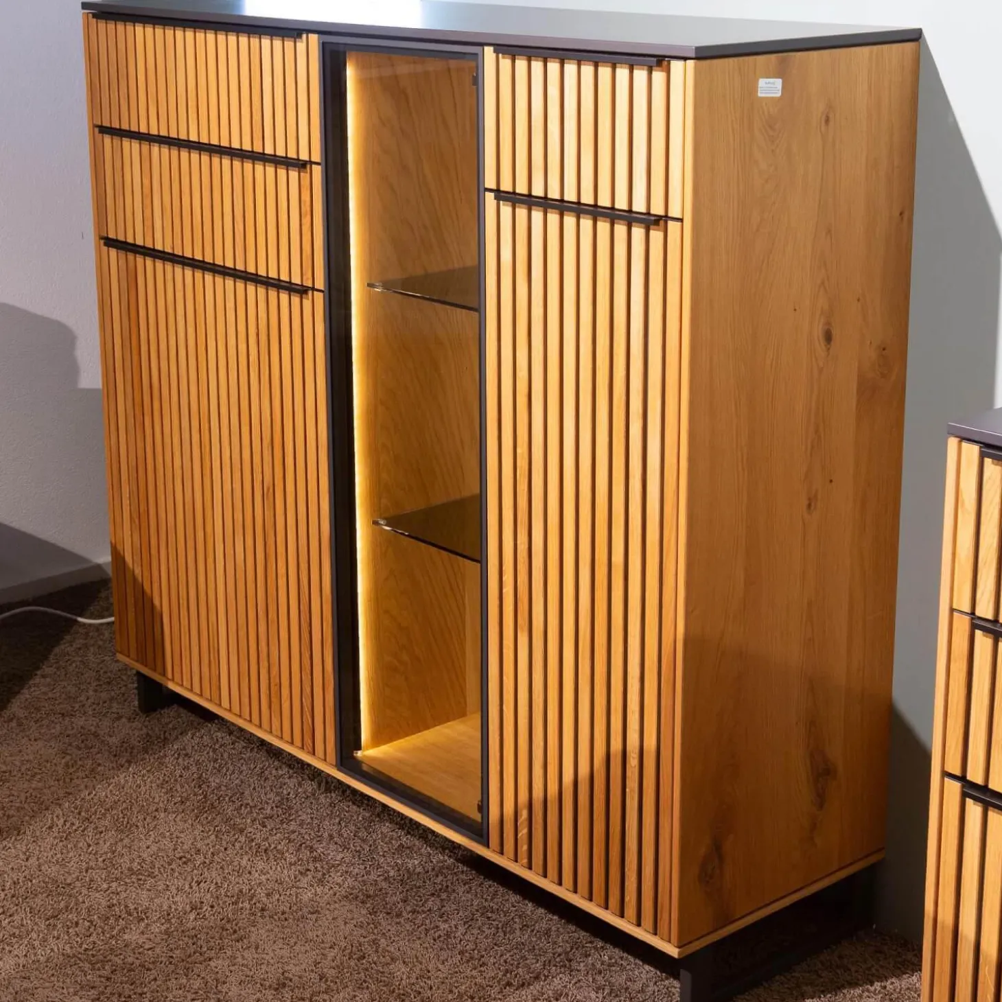 Highboard CRF Stav Asteiche Hell Massiv Geölt Metallkufen Alugriffleisten Schieferschwarz Mit Beleuchtung