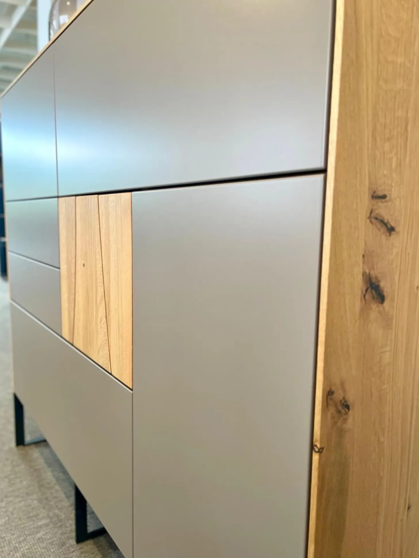 Highboard Mileto Front Mattlack Steingrau Grau Korpus Asteiche Massiv Gebürstet Natur Geölt Kufengestell Schwarz Matt