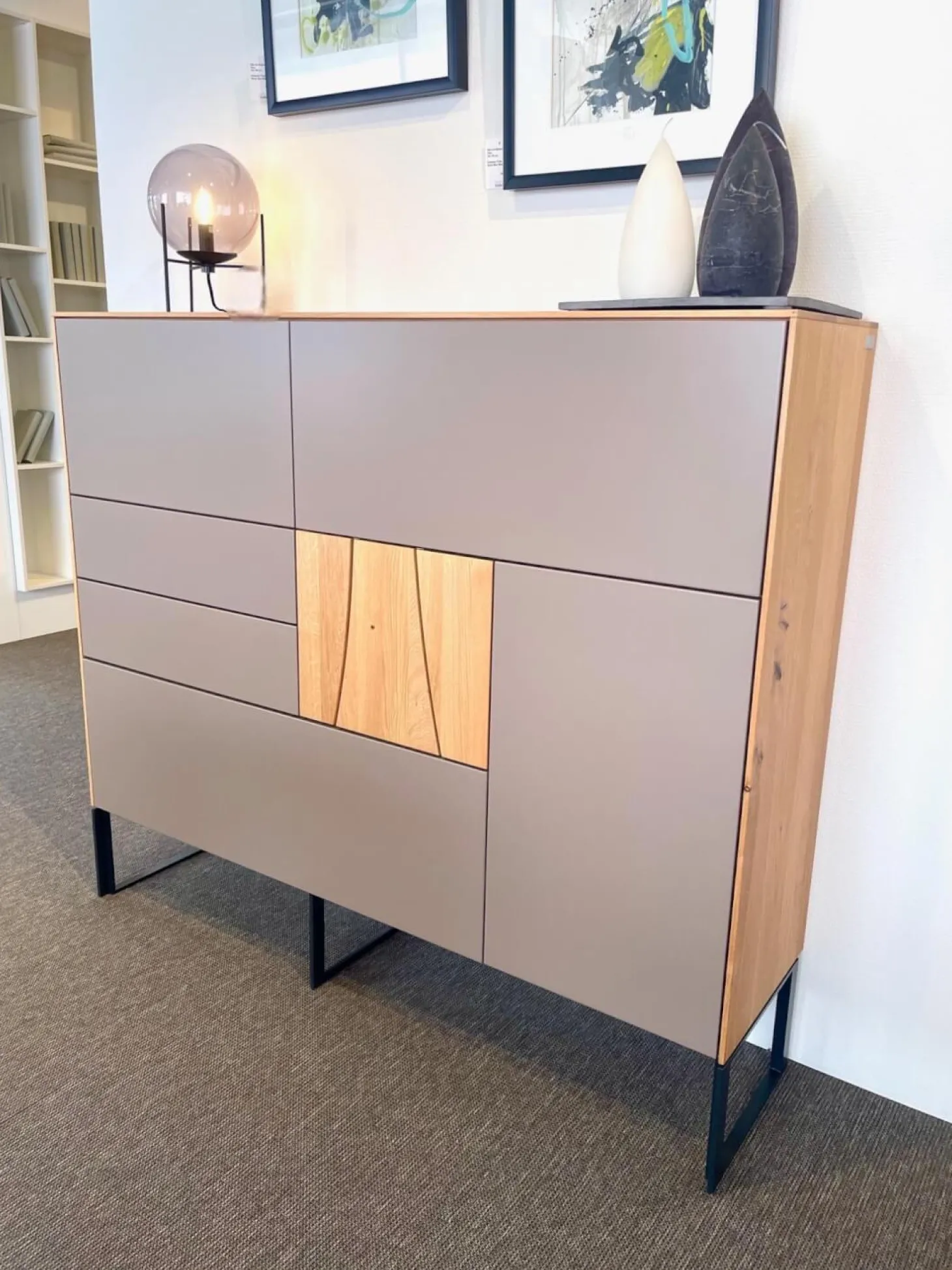 Highboard Mileto Front Mattlack Steingrau Grau Korpus Asteiche Massiv Gebürstet Natur Geölt Kufengestell Schwarz Matt