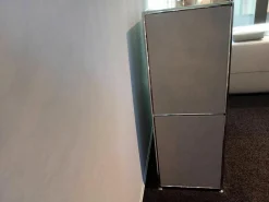 Highboard MLQE Beige Seidenmatt mit 4 Glas-Fachböden und Stahlror-System Verchromt