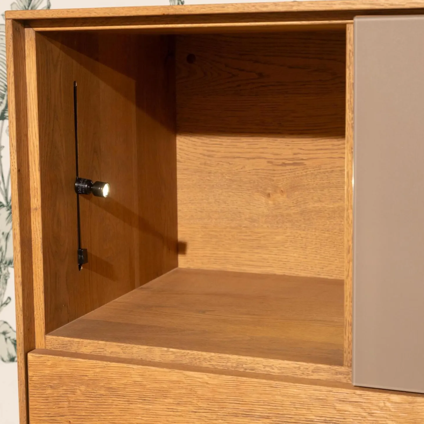 Highboard Set Puro Syle 460 Asteiche Gebürstet Barrique Geölt Farbglas Steingrau Sockel Metallrahmen Schwarz Inklusive LED Beleuchtung Ohne Links Highboard