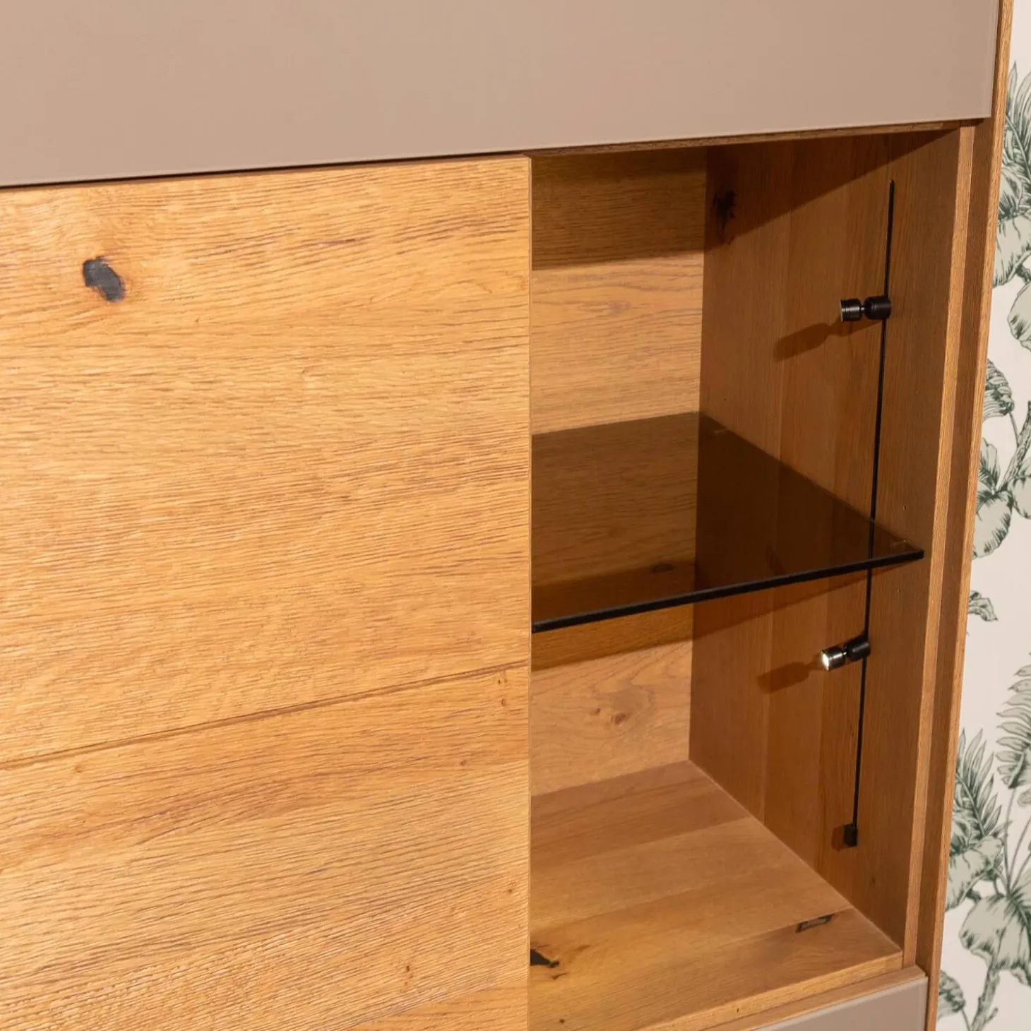 Highboard Set Puro Syle 460 Asteiche Gebürstet Barrique Geölt Farbglas Steingrau Sockel Metallrahmen Schwarz Inklusive LED Beleuchtung Ohne Links Highboard