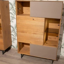 Highboard Set Puro Syle 460 Asteiche Gebürstet Barrique Geölt Farbglas Steingrau Sockel Metallrahmen Schwarz Inklusive LED Beleuchtung Ohne Links Highboard