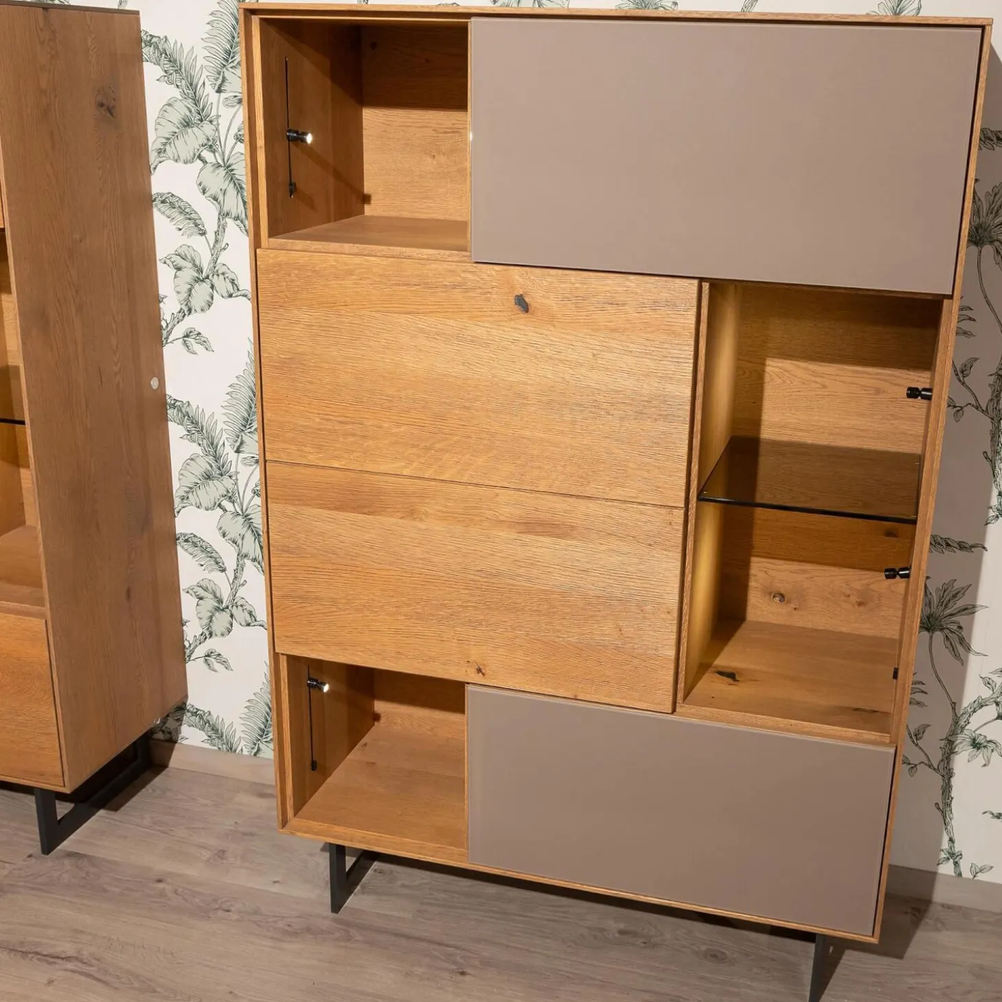 Highboard Set Puro Syle 460 Asteiche Gebürstet Barrique Geölt Farbglas Steingrau Sockel Metallrahmen Schwarz Inklusive LED Beleuchtung Ohne Links Highboard