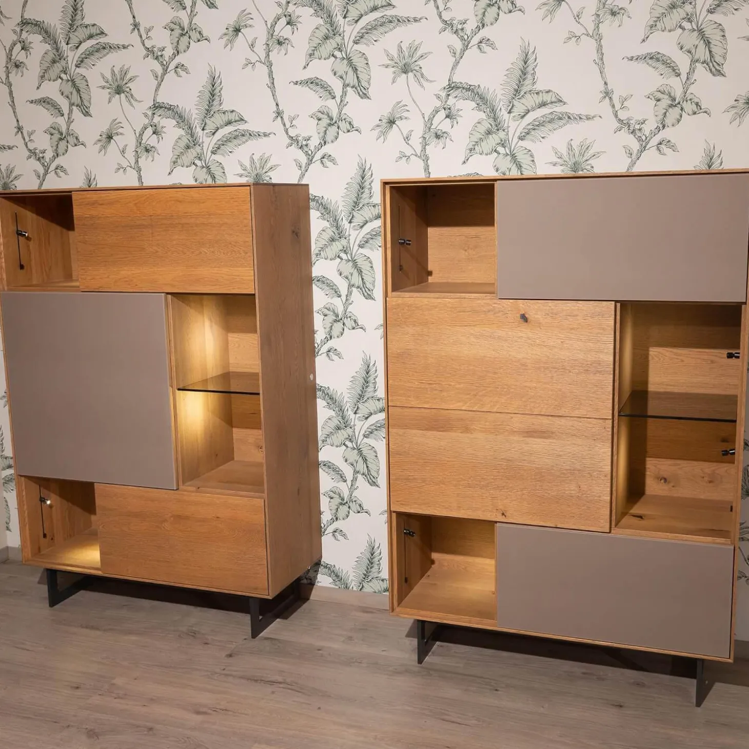 Highboard Set Puro Syle 460 Asteiche Gebürstet Barrique Geölt Farbglas Steingrau Sockel Metallrahmen Schwarz Inklusive LED Beleuchtung Ohne Links Highboard