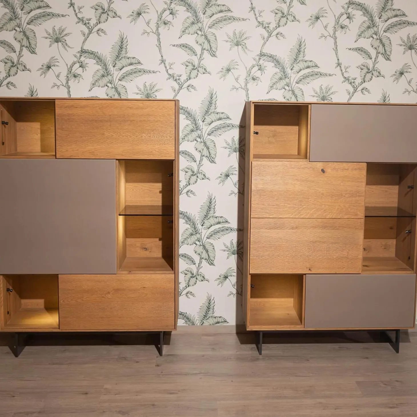 Highboard Set Puro Syle 461 Barrique Geölt Asteiche Gebürstet Farbglas Steingrau Sockel Metallrahmen Schwarz Inklusive LED Beleuchtung Ohne Rechtes Highboard