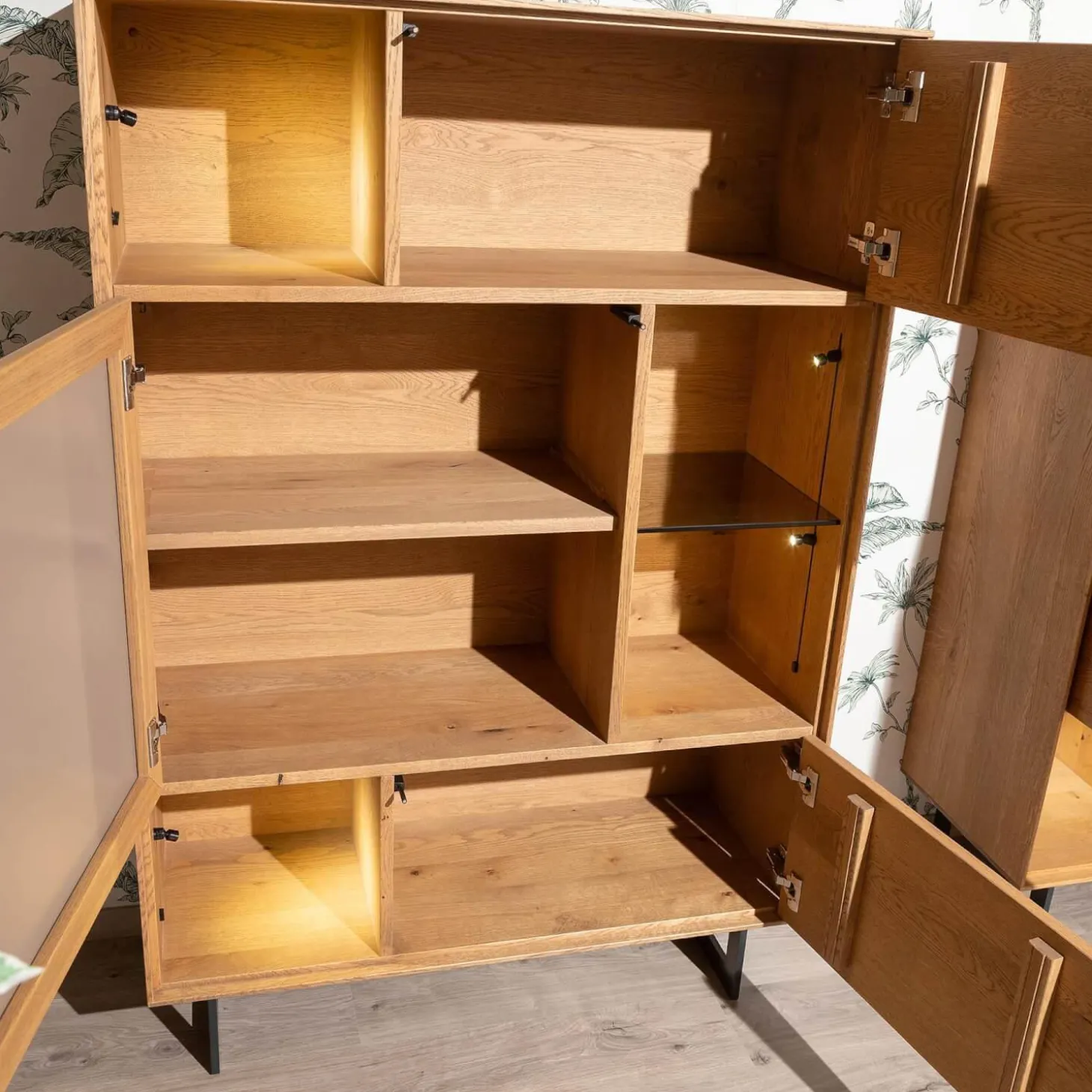 Highboard Set Puro Syle 461 Barrique Geölt Asteiche Gebürstet Farbglas Steingrau Sockel Metallrahmen Schwarz Inklusive LED Beleuchtung Ohne Rechtes Highboard