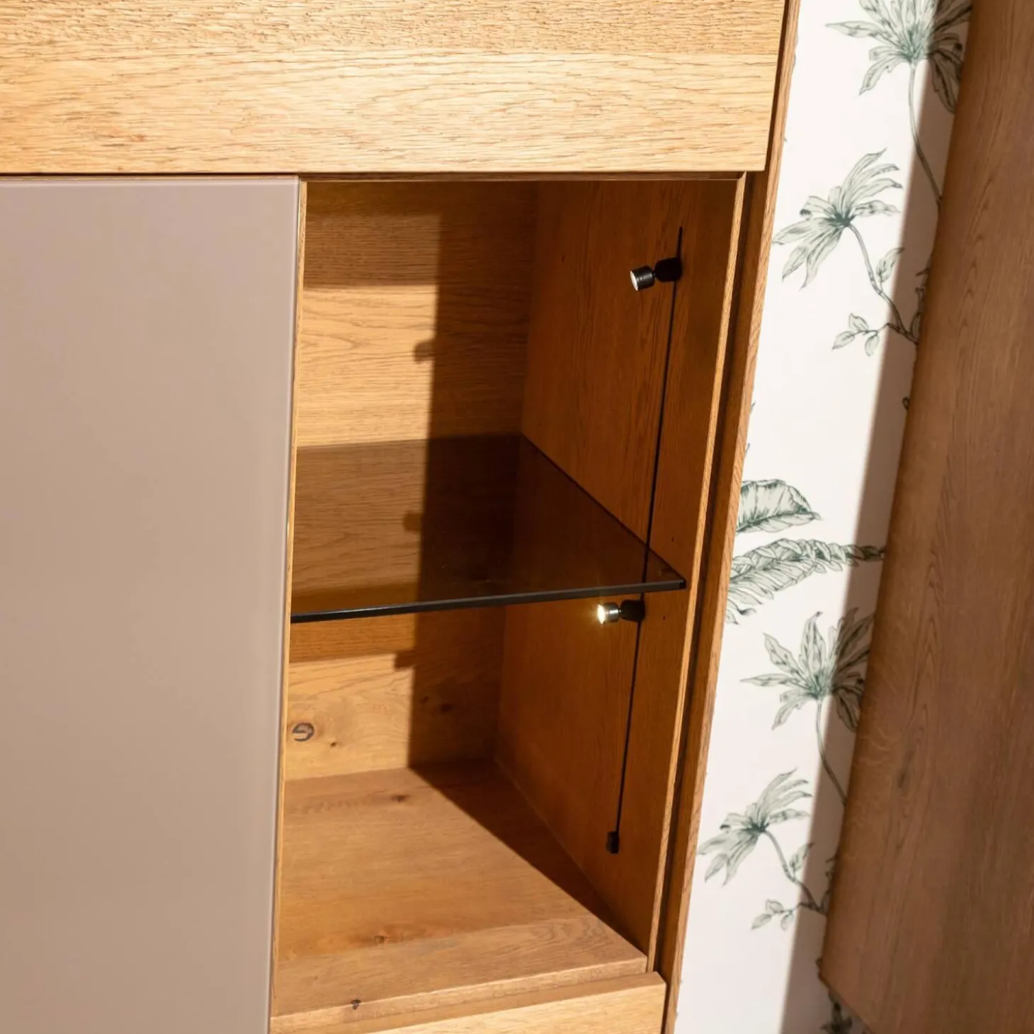 Highboard Set Puro Syle 461 Barrique Geölt Asteiche Gebürstet Farbglas Steingrau Sockel Metallrahmen Schwarz Inklusive LED Beleuchtung Ohne Rechtes Highboard