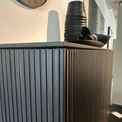 Highboard Soma Front Relief Maron Braun Korpus Lack Schwarz Abdeckplatte Fenix Schwarz Gestell Schwarz