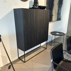 Highboard Soma Front Relief Maron Braun Korpus Lack Schwarz Abdeckplatte Fenix Schwarz Gestell Schwarz
