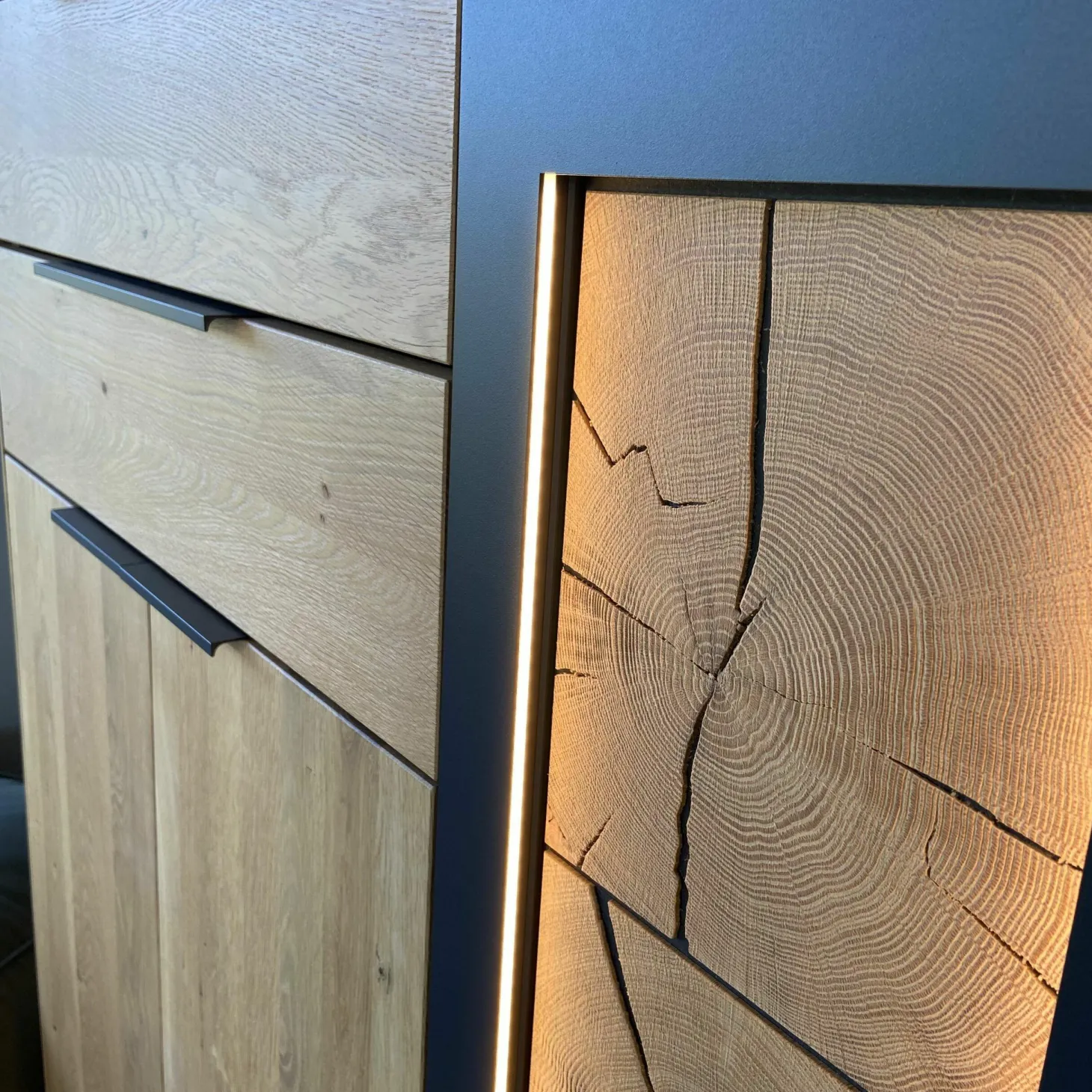 Highboard Wolter Wildeiche mit Akzentbeleuchtung