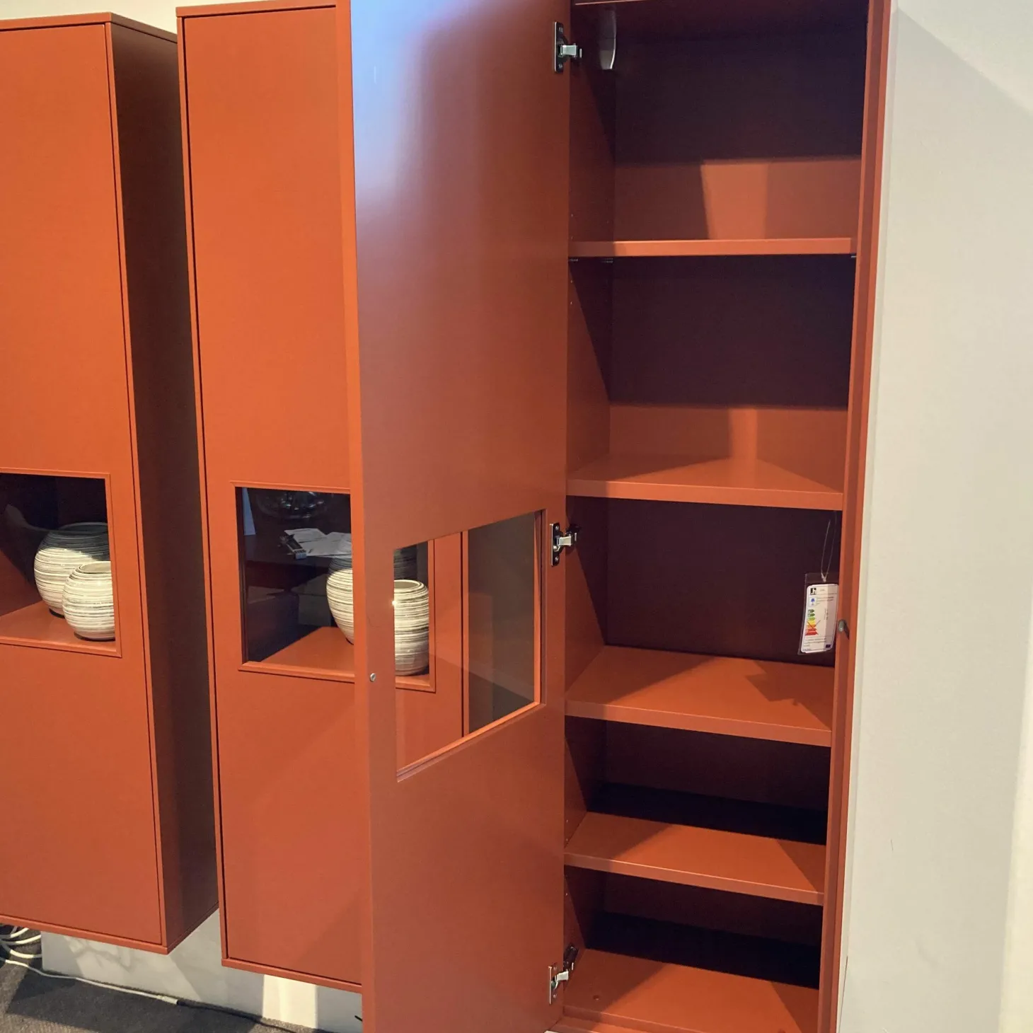 Hängeelement Kombi Kara Frame Lack Ziegelrot Glastür Inklusive Beleuchtung