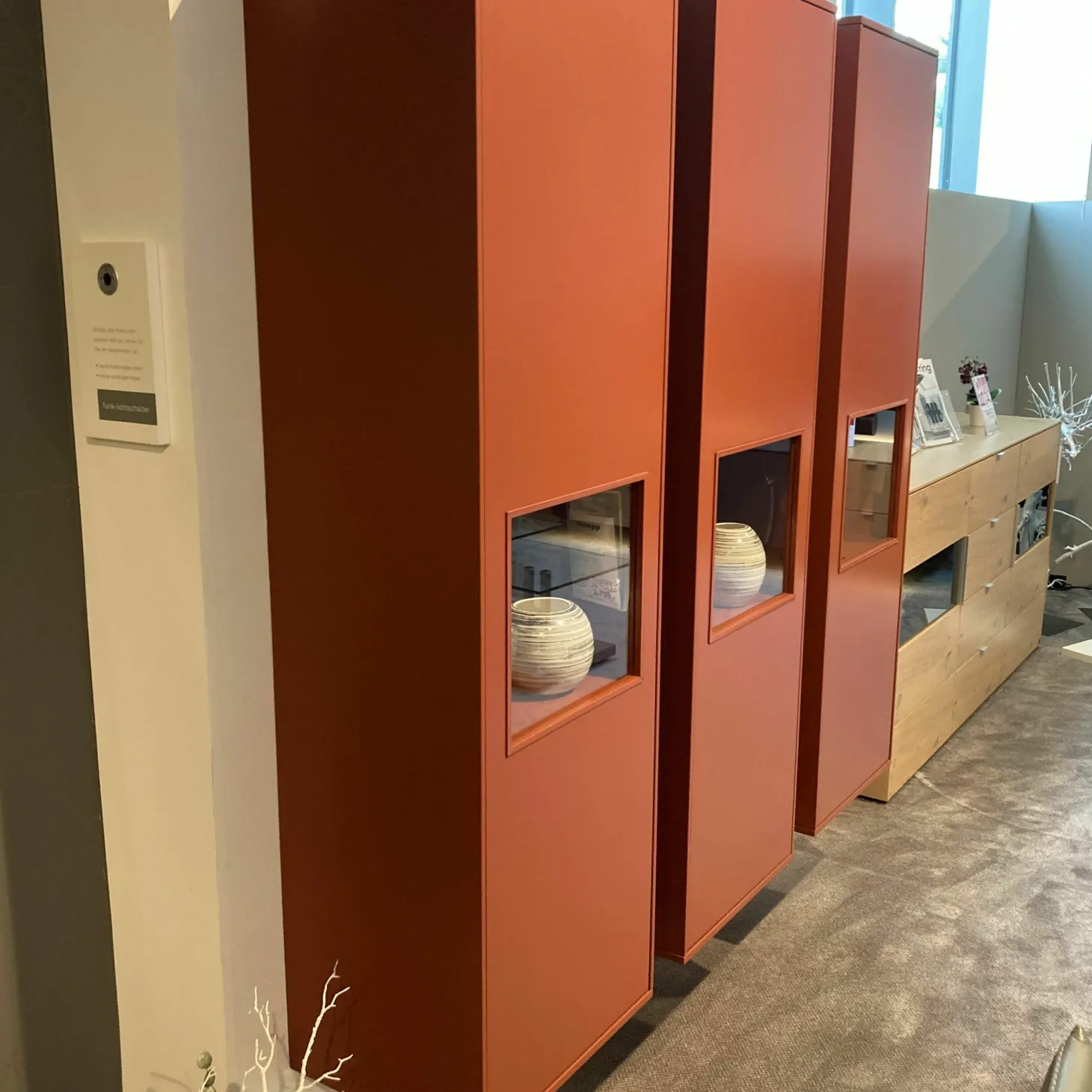 Hängeelement Kombi Kara Frame Lack Ziegelrot Glastür Inklusive Beleuchtung