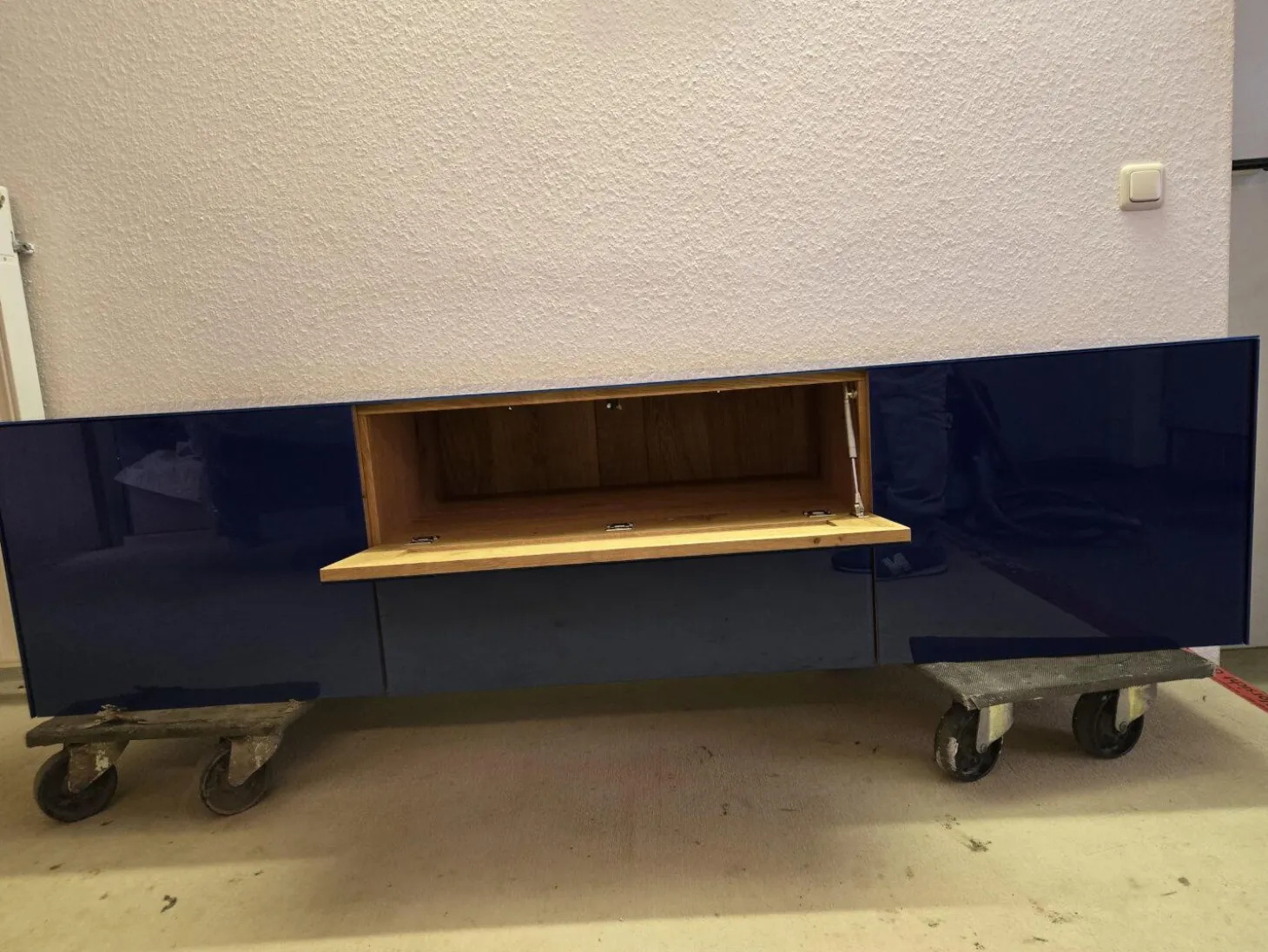 Hängelowboard Novus Korpus Knorrige Eiche Rustikal Natur Geölt Front Glas 5002 Ultramarienblau Blau Glänzend